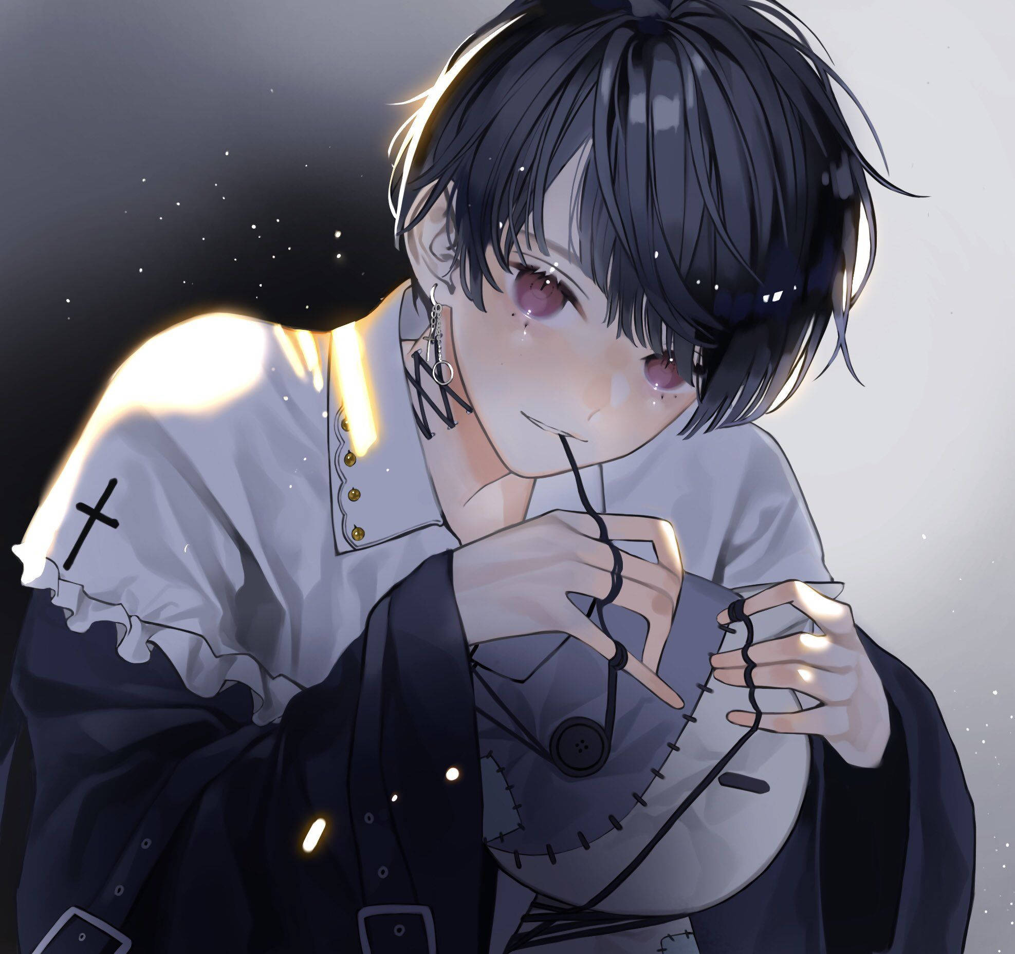 Edgy 桌布 壁紙 — 一個憂鬱的動漫男孩，黑髮紅眼，在柔和背光下拿著一個縫合的面具。