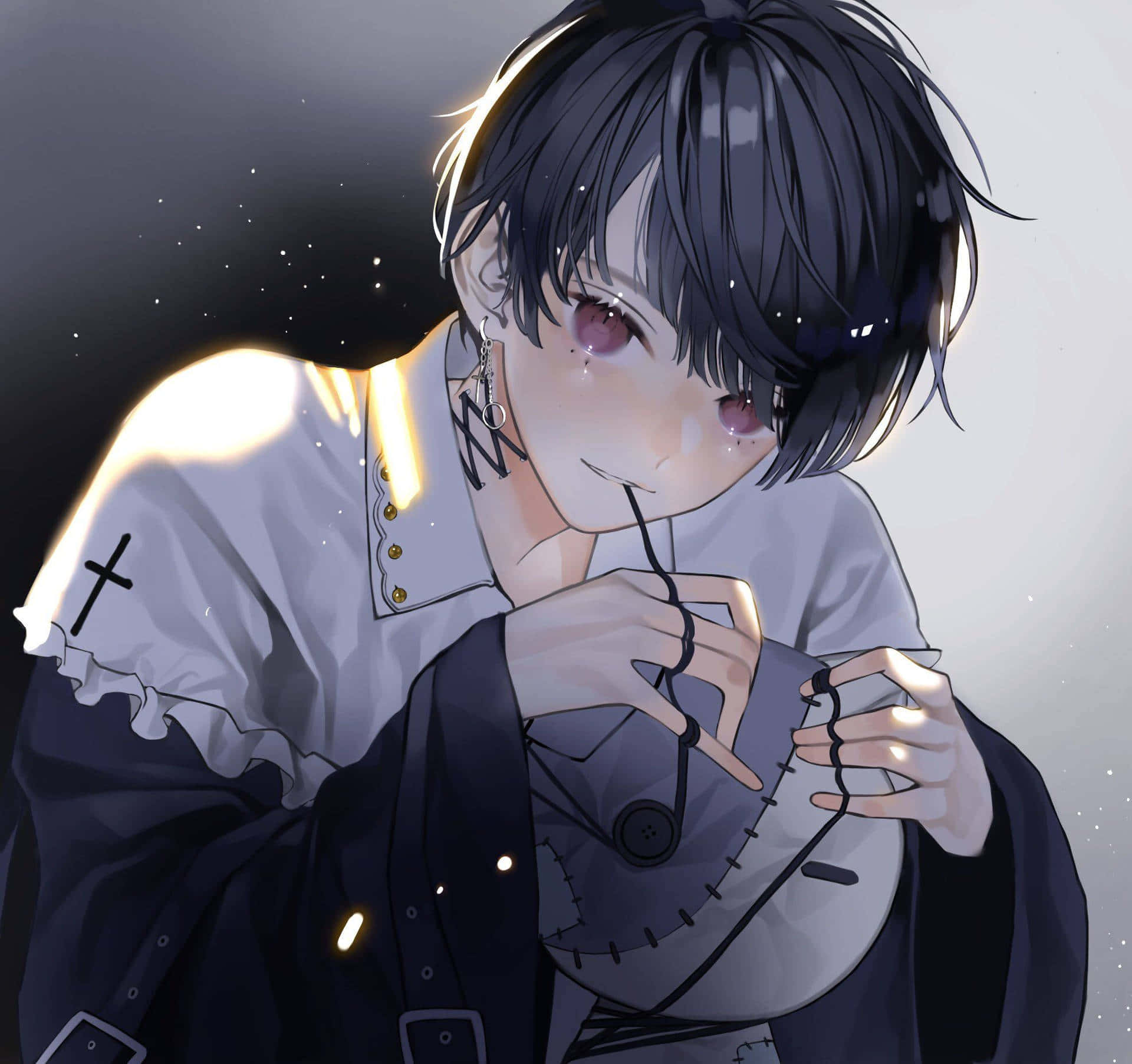 Cute Anime Boy 桌布 壁紙 — 一個憂鬱的動漫男孩，黑髮紅眼，在柔和背光下，以星空夜空為背景，手持縫合面具。