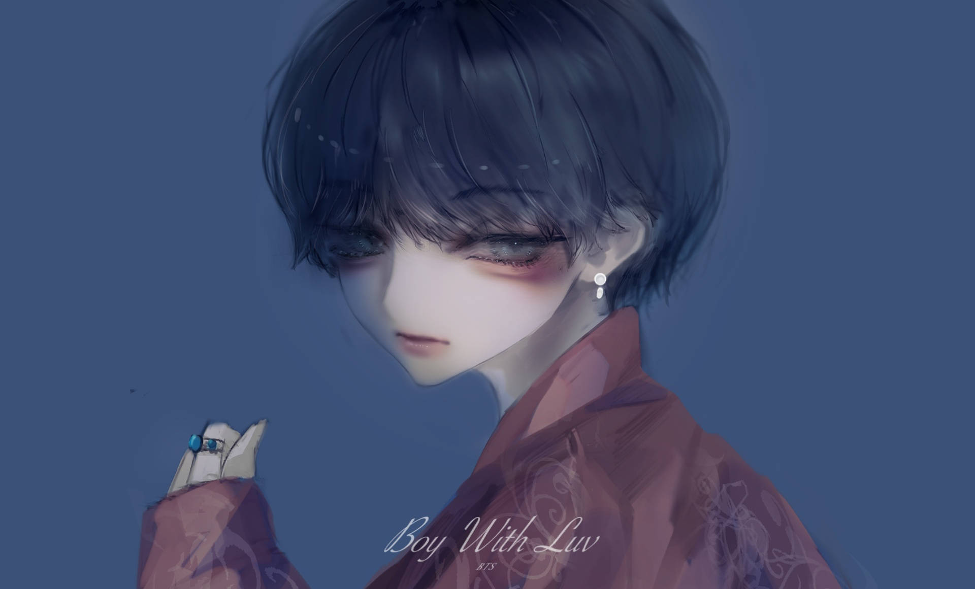 美學 BTS 桌布 壁紙 — 一個憂鬱的動漫男孩，黑髮紅眼，穿著帶有圖案的紅色長袍，在柔和的藍色背景前低頭凝視。
