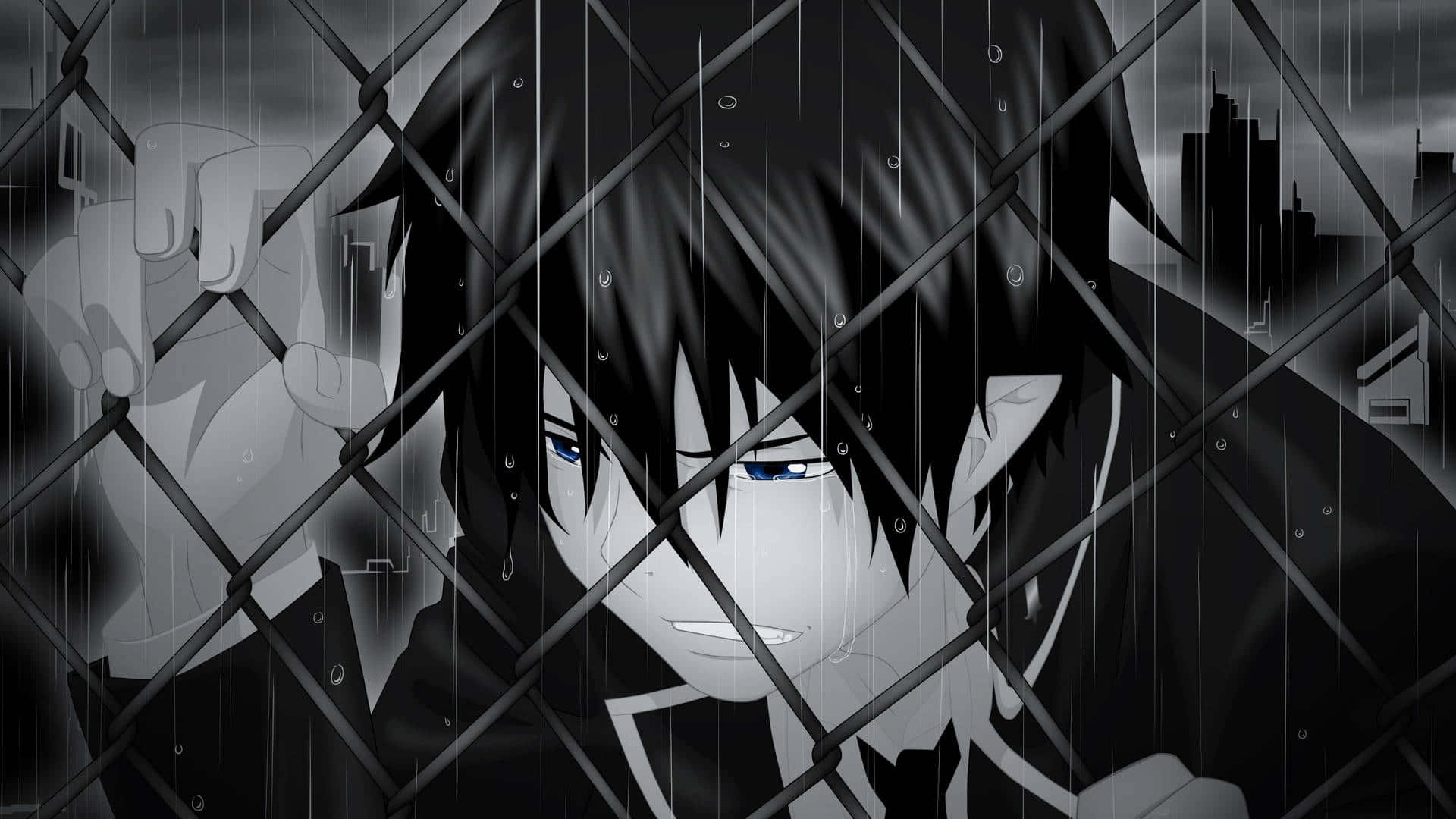 Dark Anime Boy 桌布 壁紙 — 一個憂鬱的動漫角色，藍色眼睛，透過被雨水浸濕的鐵絲網圍欄凝視著陰沉的城市天際線。
