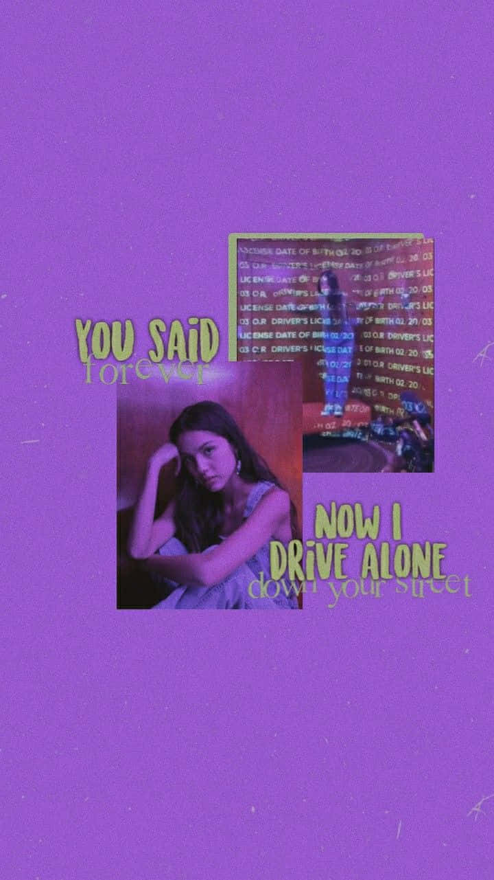 Olivia Rodrigo Aesthetic 桌布 壁紙 — 一個憂鬱的年輕女子將頭靠在手上，背景是紫色，帶有零碎的文字和車牌圖案。