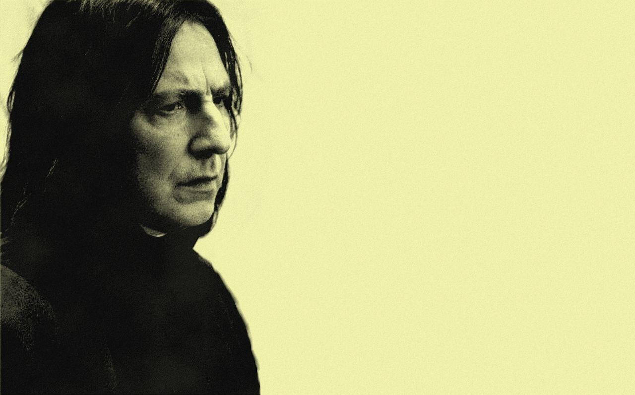 snape 桌布 壁紙 — 一個憂鬱的肖像，一個長黑髮的男人側面，背景是淡黃色。