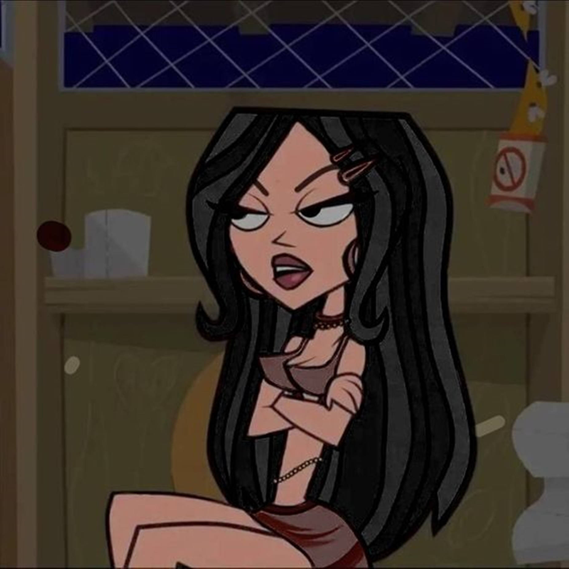 憤怒的動漫女孩，長長的黑髮，帶著憤怒的表情坐在室內。 — 美少女動態圖 壁紙