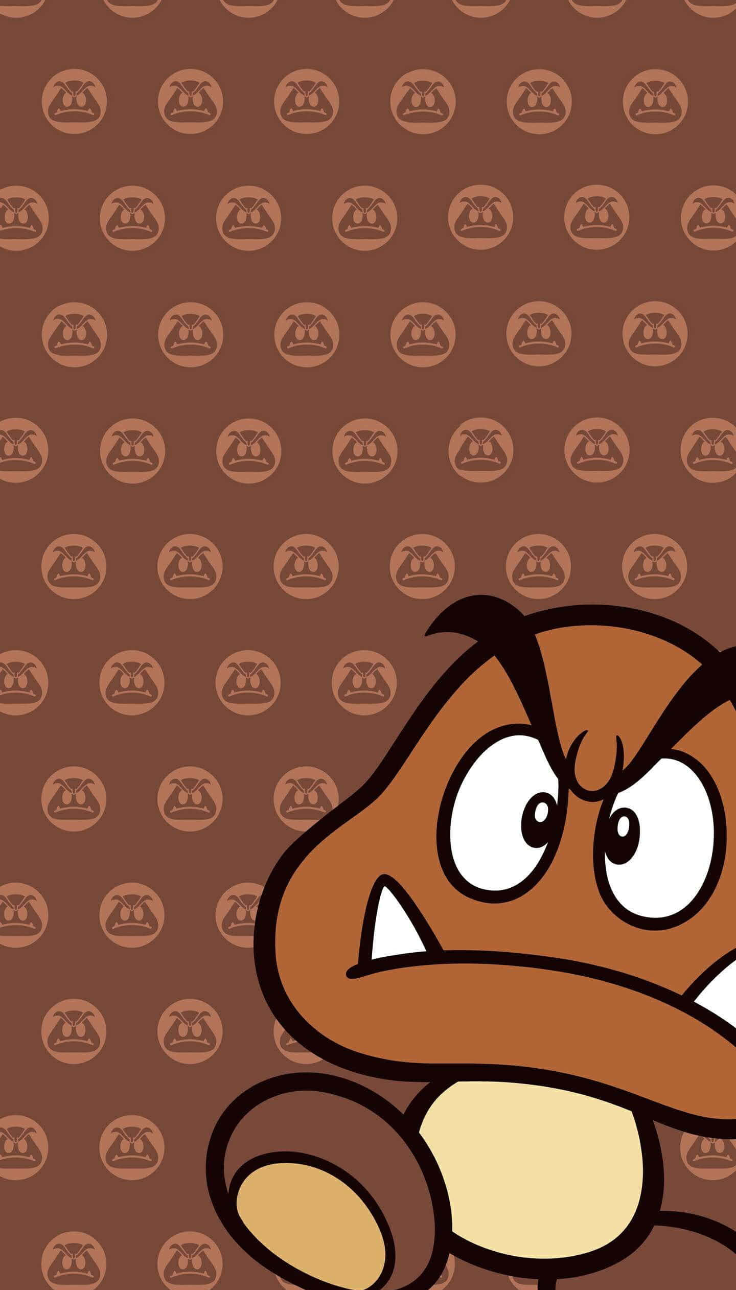 Goomba 桌布 壁紙 — 一個憤怒的棕色Goomba角色，有著尖銳的牙齒和皺起的眉毛，在重複的棕色蘑菇圖案背景上彈出。