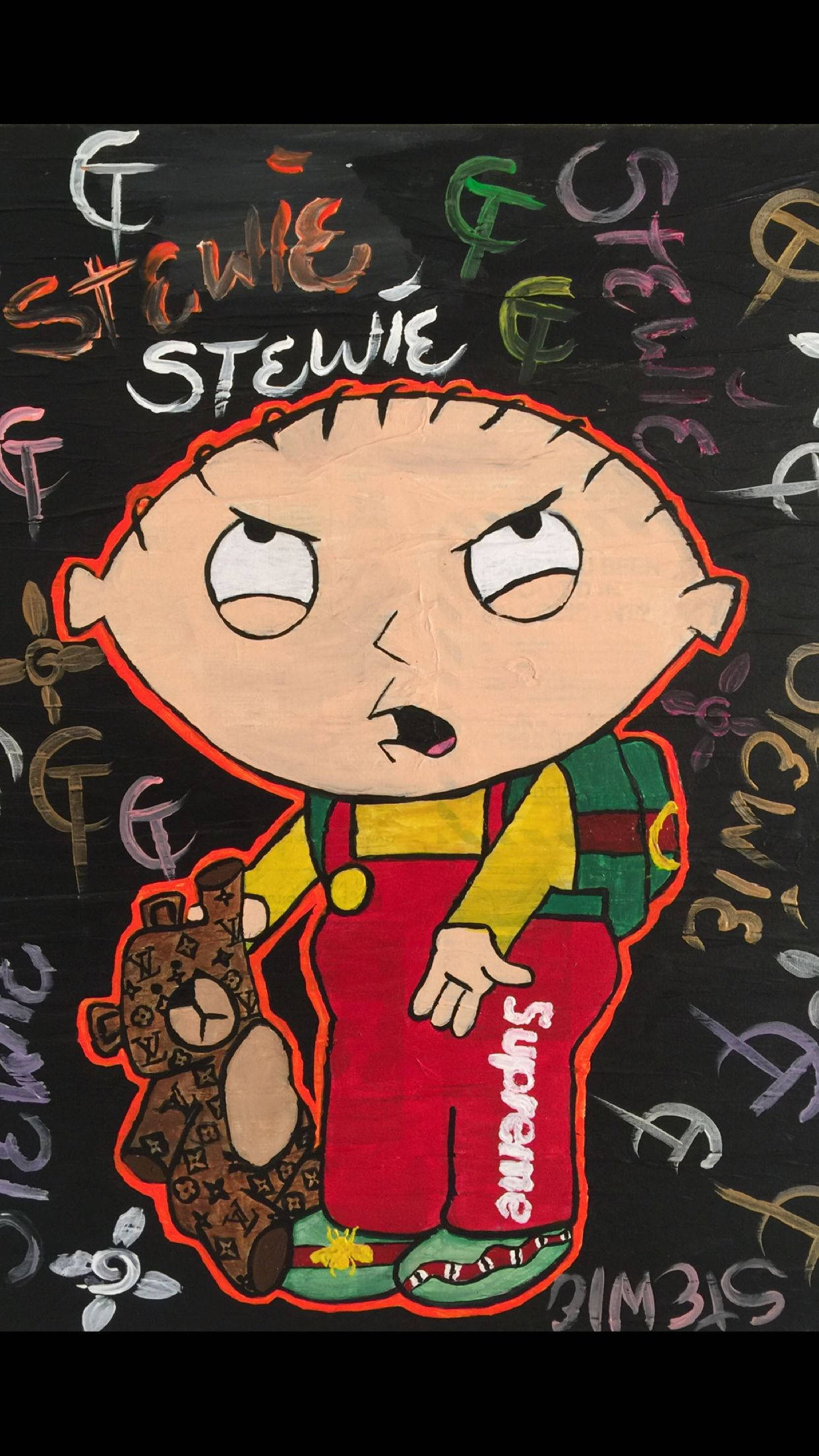 stewie 桌布 壁紙 — 一個憤怒表情的卡通角色，在佈滿塗鴉的黑色背景前抱著一隻泰迪熊。