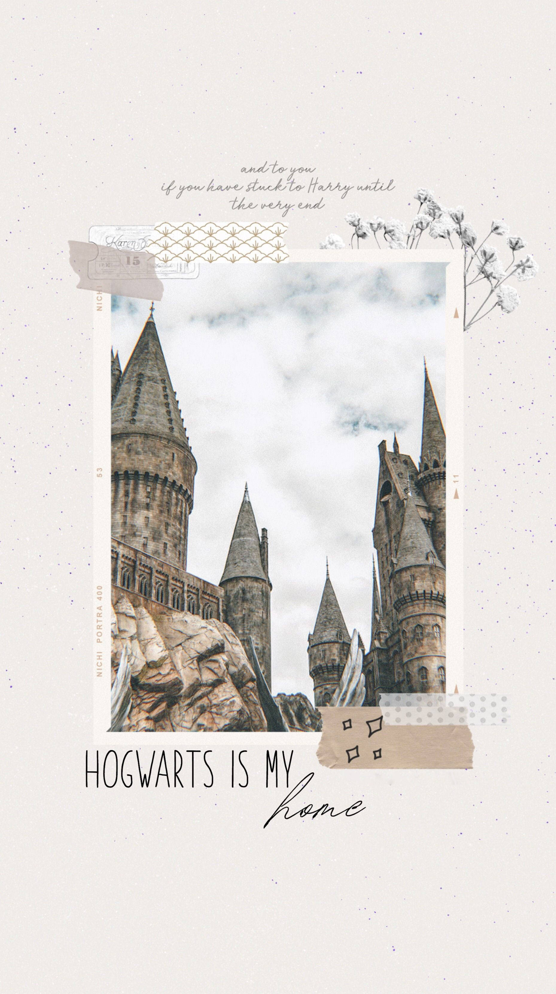 美學哈利波特 桌布 壁紙 — 一個懷舊拼貼畫， featuring 霍格華茲城堡在陰天天空下，帶有手寫文字和裝飾膠帶點綴。