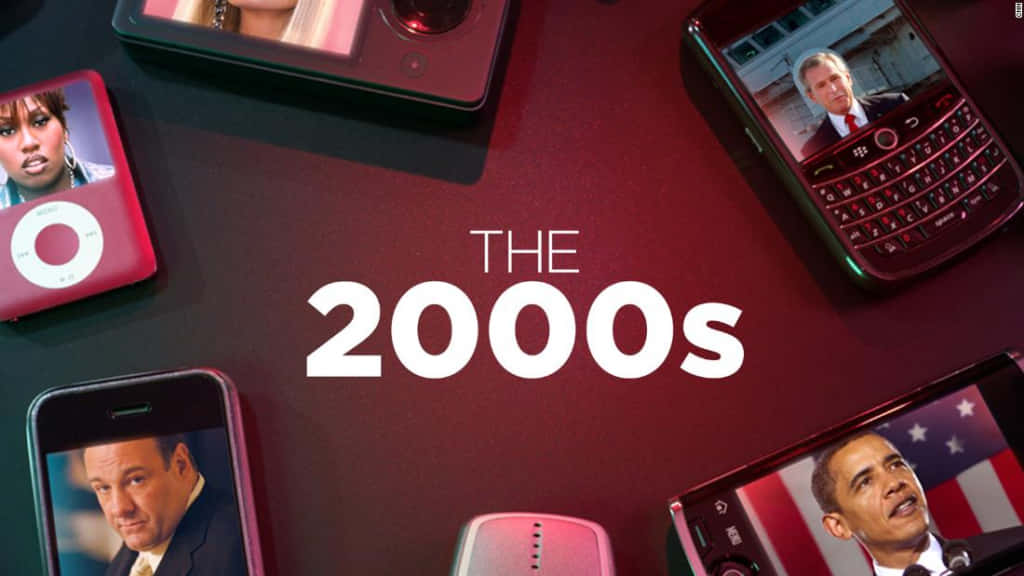 2000s 桌布 壁紙 — 一個懷舊的桌面展示，展示了2000年代的科技產品，如iPod和早期智慧型手機，在深紅色背景上顯示標誌性人物。