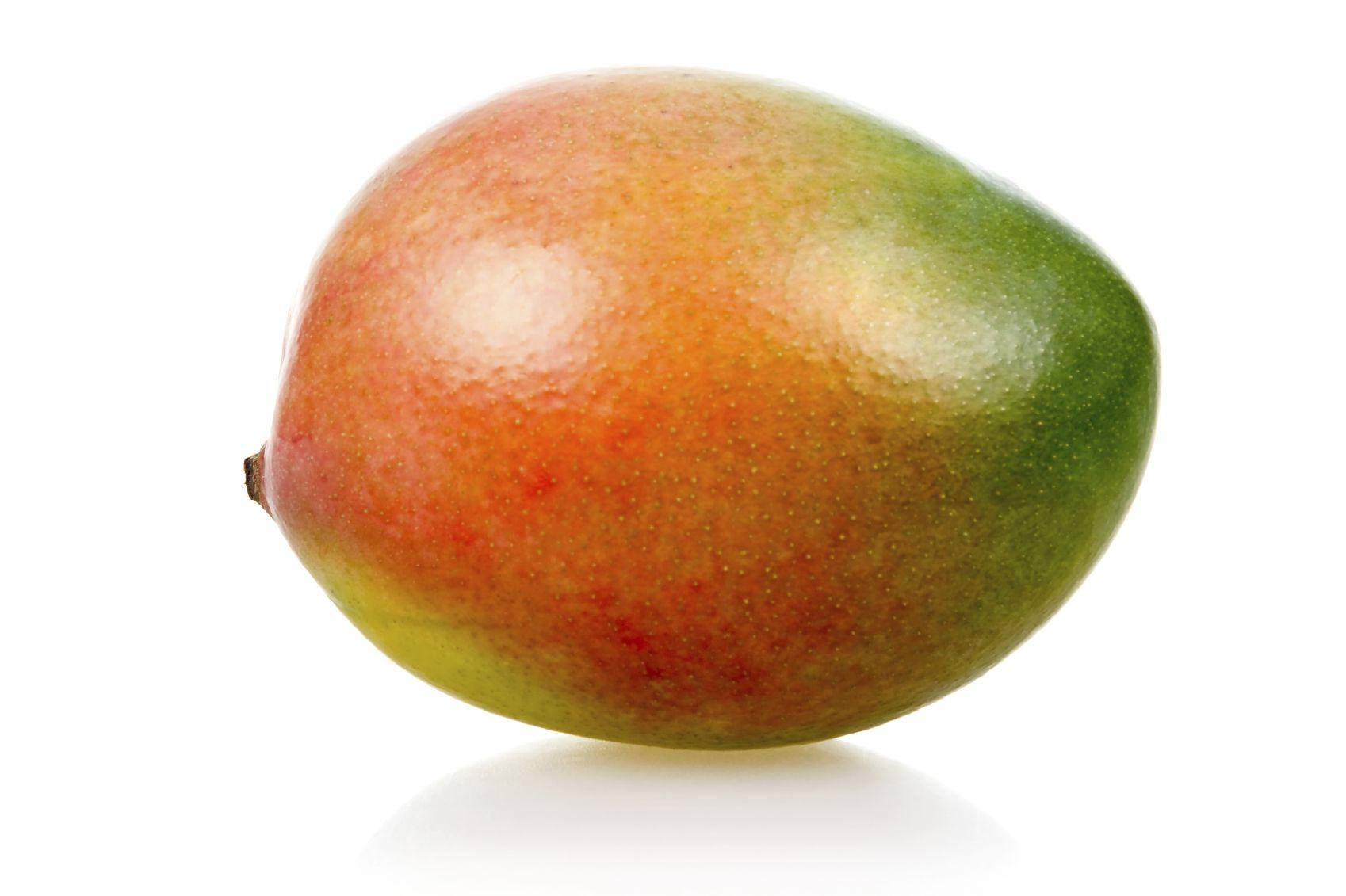 Fruit 桌布 壁紙 — 一個成熟的芒果，帶有漸層紅橙色和綠色果皮，孤立在明亮的白色背景上。