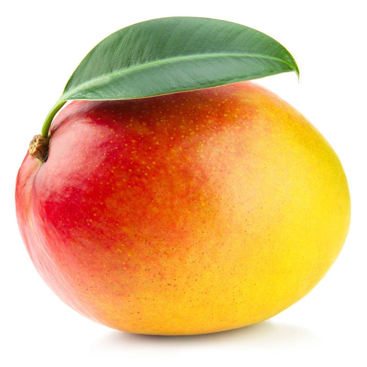 Fruit 桌布 壁紙 — 一個成熟的芒果，帶有紅黃漸層的果皮和一片綠葉，放在潔淨的白色背景上。