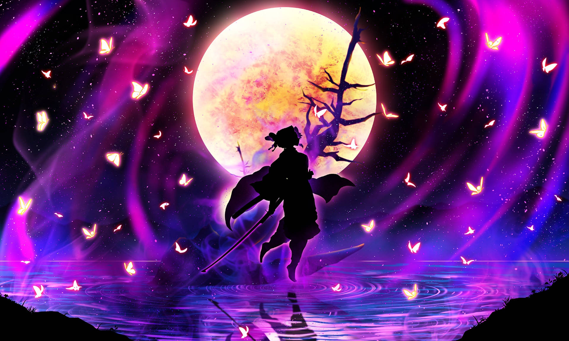 Shinobu Kocho 桌布 壁紙 — 一個戰士剪影在巨大的黃色月亮下，跨越發光的紫色水面，周圍環繞著旋轉的宇宙能量和漂浮的蝴蝶。