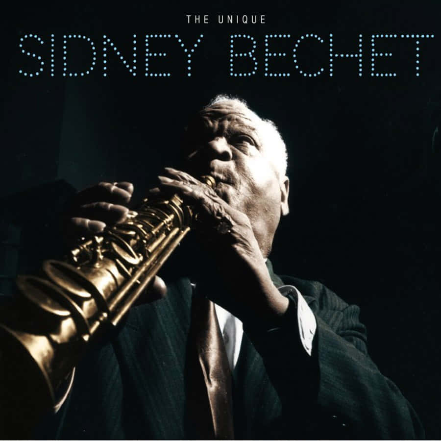Vinyl Record 桌布 壁紙 — 一個戲劇性的低角度肖像，爵士傳奇人物 Sidney Bechet 在強烈的攝影棚燈光下熱情地吹奏金色薩克斯風。