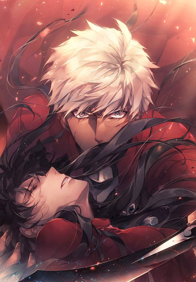 Fate Series 桌布 壁紙 — 一個戲劇性的動漫場景，白髮紅衣男子抱著黑髮女子，發光粒子在他們周圍旋轉。