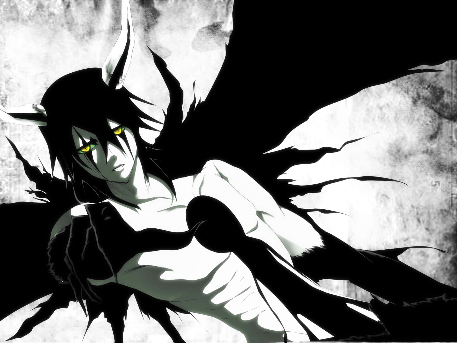Ulquiorra Cifer 桌布 壁紙 — 一個戲劇性的動漫角色，擁有發光的黃色眼睛和黑色角，從陰影中浮現，背景是帶紋理的灰色牆壁。