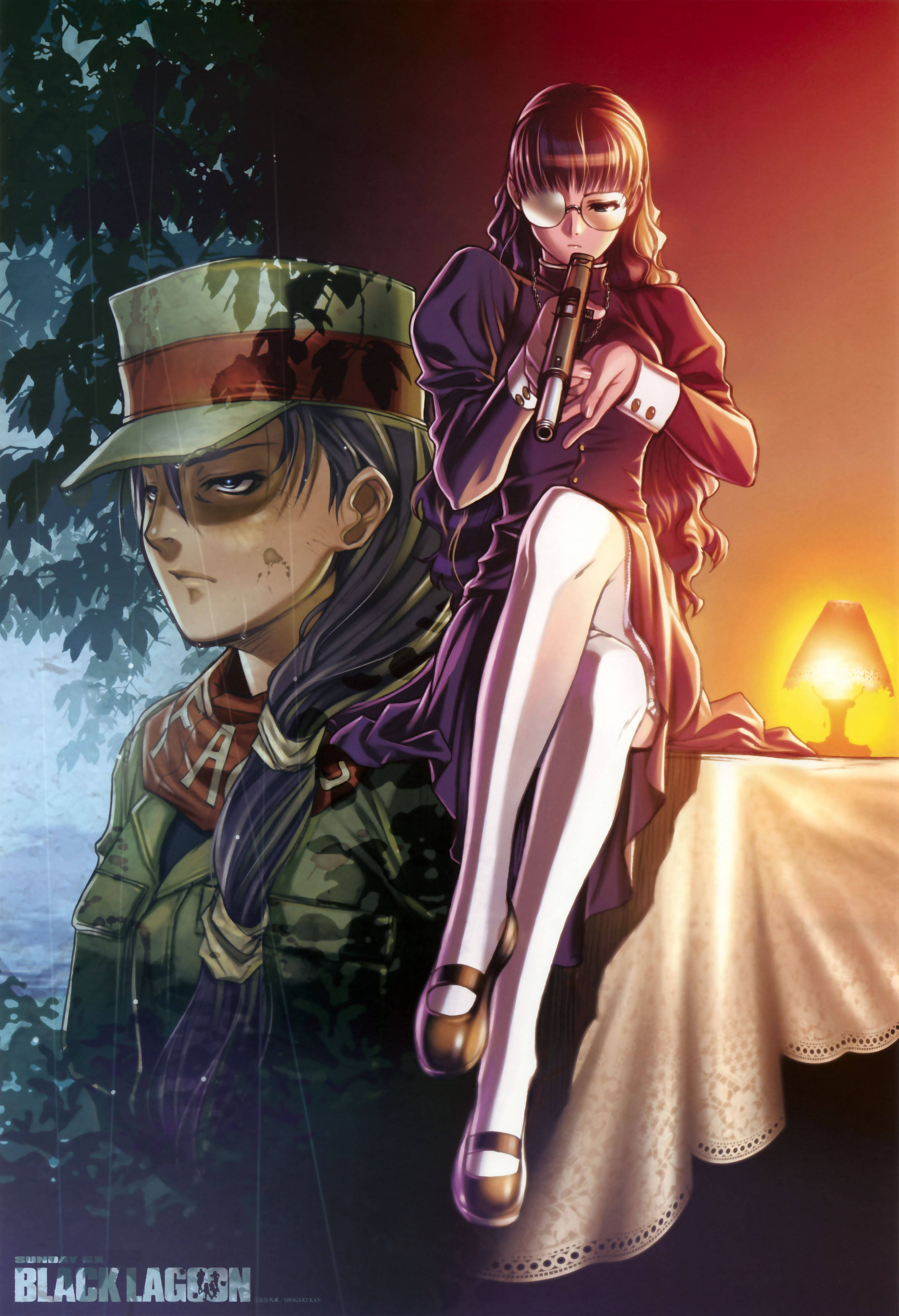 動漫女孩 桌布 壁紙 — 一個戲劇性的動畫場景，一個穿紫色衣服的女孩拿著長笛，坐在桌子旁，旁邊是一個穿綠色軍裝的士兵，在溫暖的日落餘暉下。
