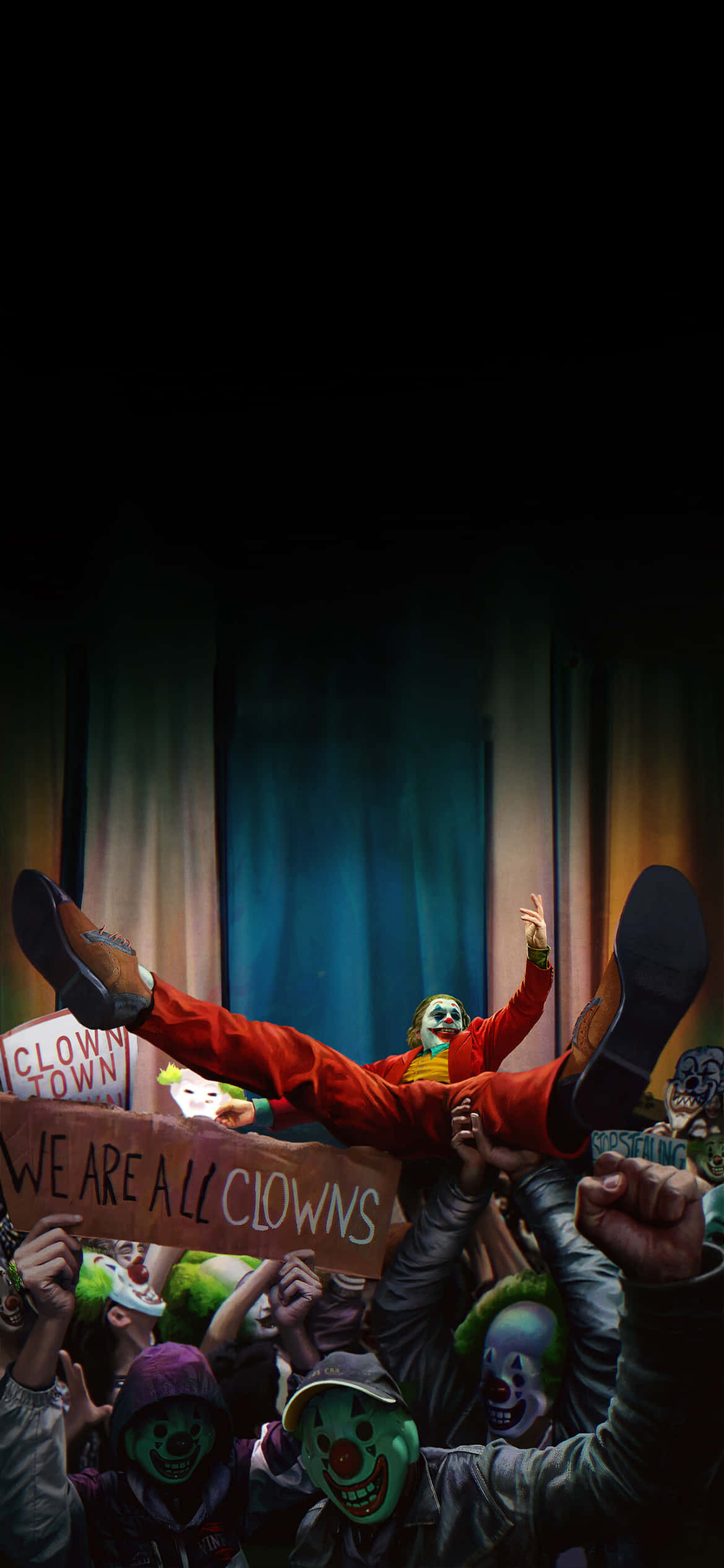 小丑 桌布 壁紙 — 一個戲劇性的場景，一個穿著紅色西裝的小丑被一群戴著面具的小丑舉起，他們舉著一個寫著我們都是小丑的牌子。