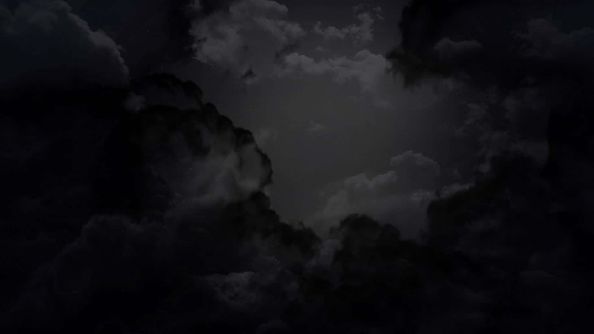 黑夜 桌布 壁紙 — 一個戲劇性的夜空，充滿了濃密的烏雲，微弱的星星從縫隙中探出頭來。
