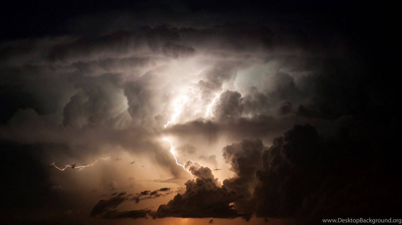 Storm 桌布 壁紙 — 一個戲劇性的夜空，被劃破密集暴風雲的鮮明閃電照亮。