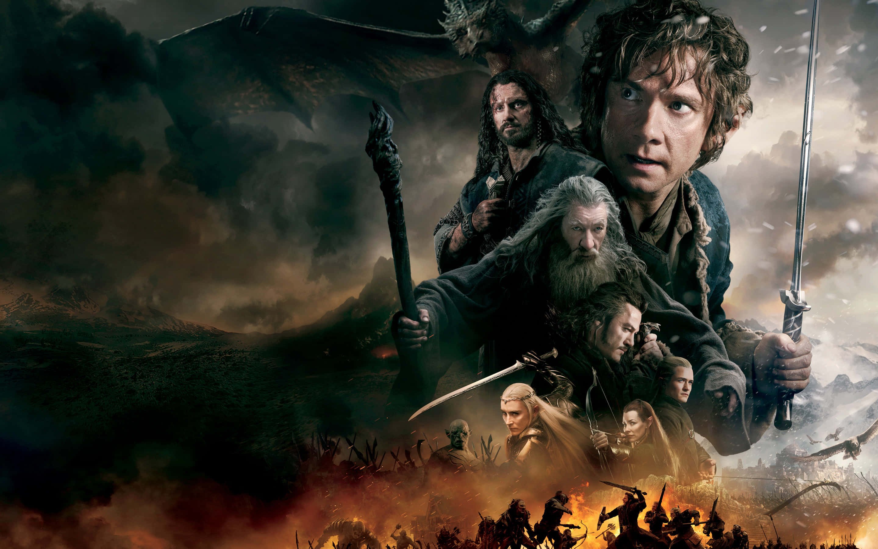 the hobbit 桌布 壁紙 — 一個戲劇性的奇幻戰鬥場景，英雄們和一條巨龍在風暴天空下籠罩著熾熱的戰場。