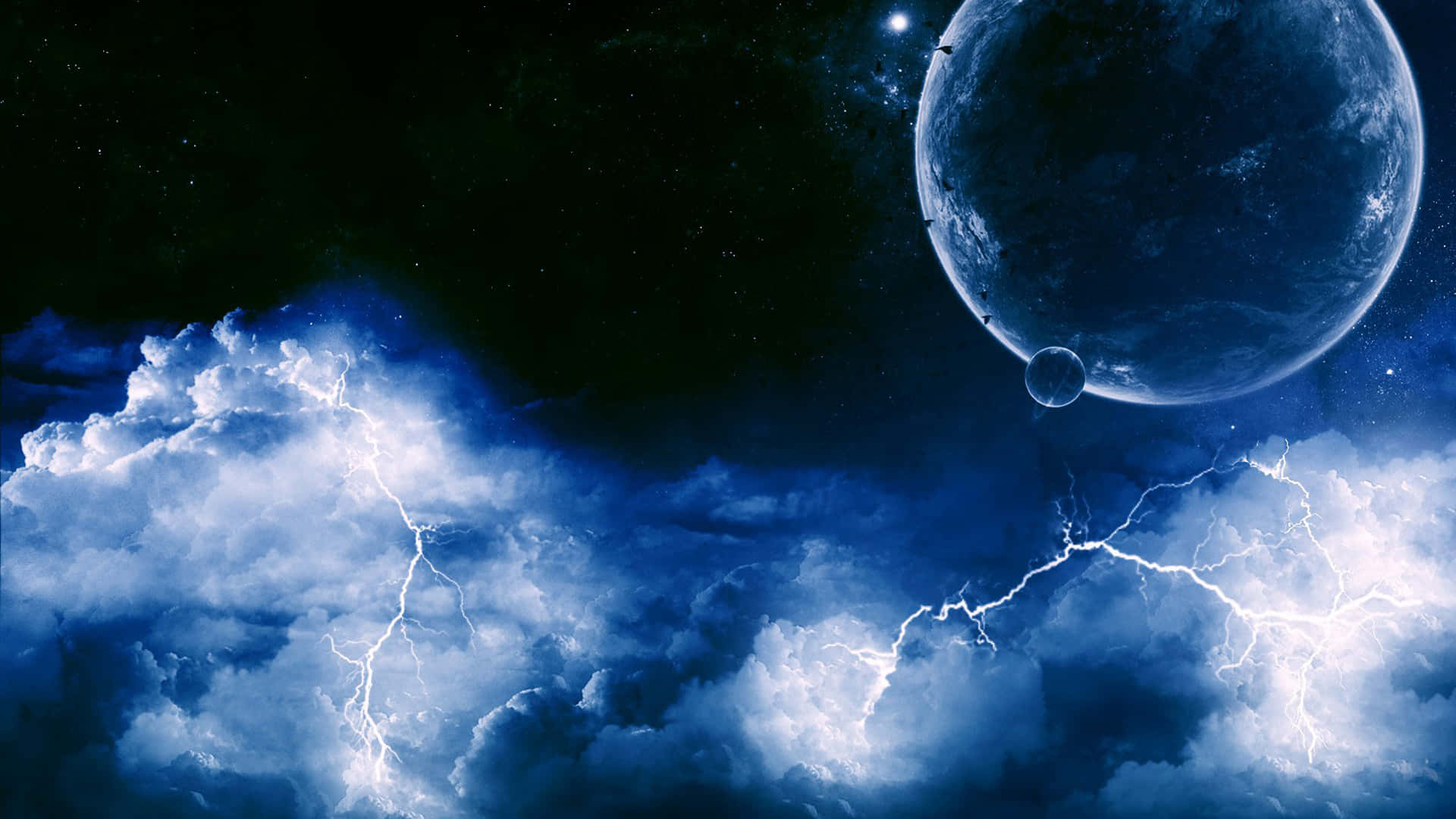 閃電 桌布 壁紙 — 一個戲劇性的宇宙場景，閃電劃破圍繞巨大藍色行星及其衛星的暴風雲層。