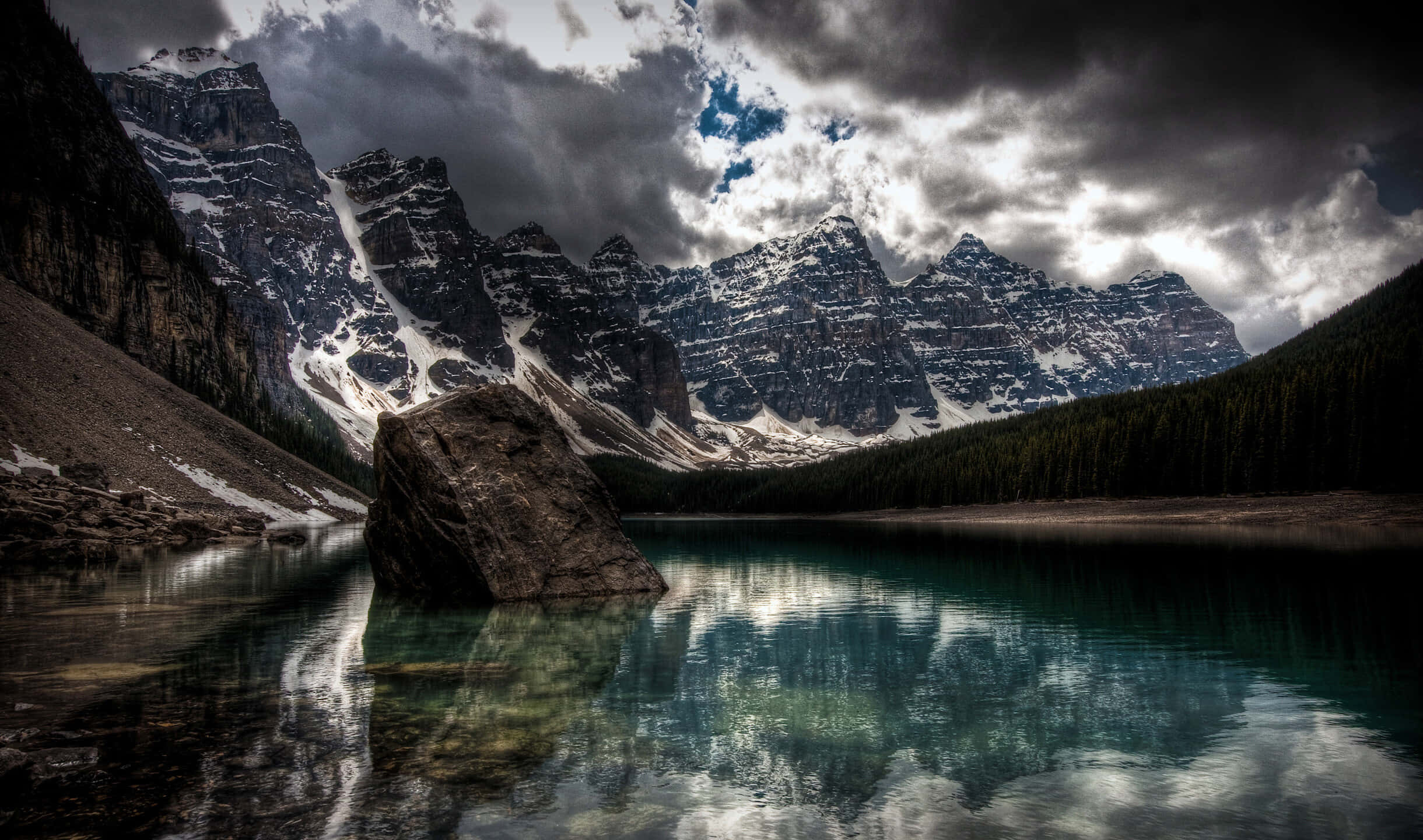 Lake 桌布 壁紙 — 一個戲劇性的山湖在陰沉的雲層下映照著暴風雨的天空和積雪的山峰。
