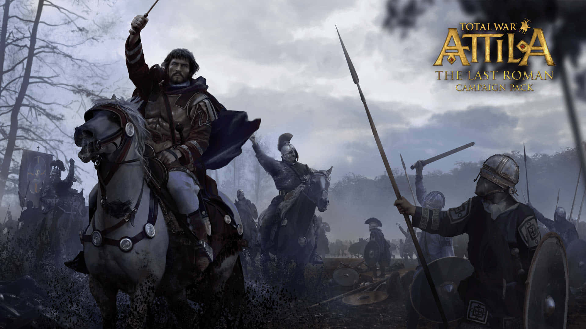 Total War Attila 桌布 壁紙 — 一個戲劇性的戰鬥場景，身穿盔甲的戰士騎馬衝過迷霧森林，天空陰沉。