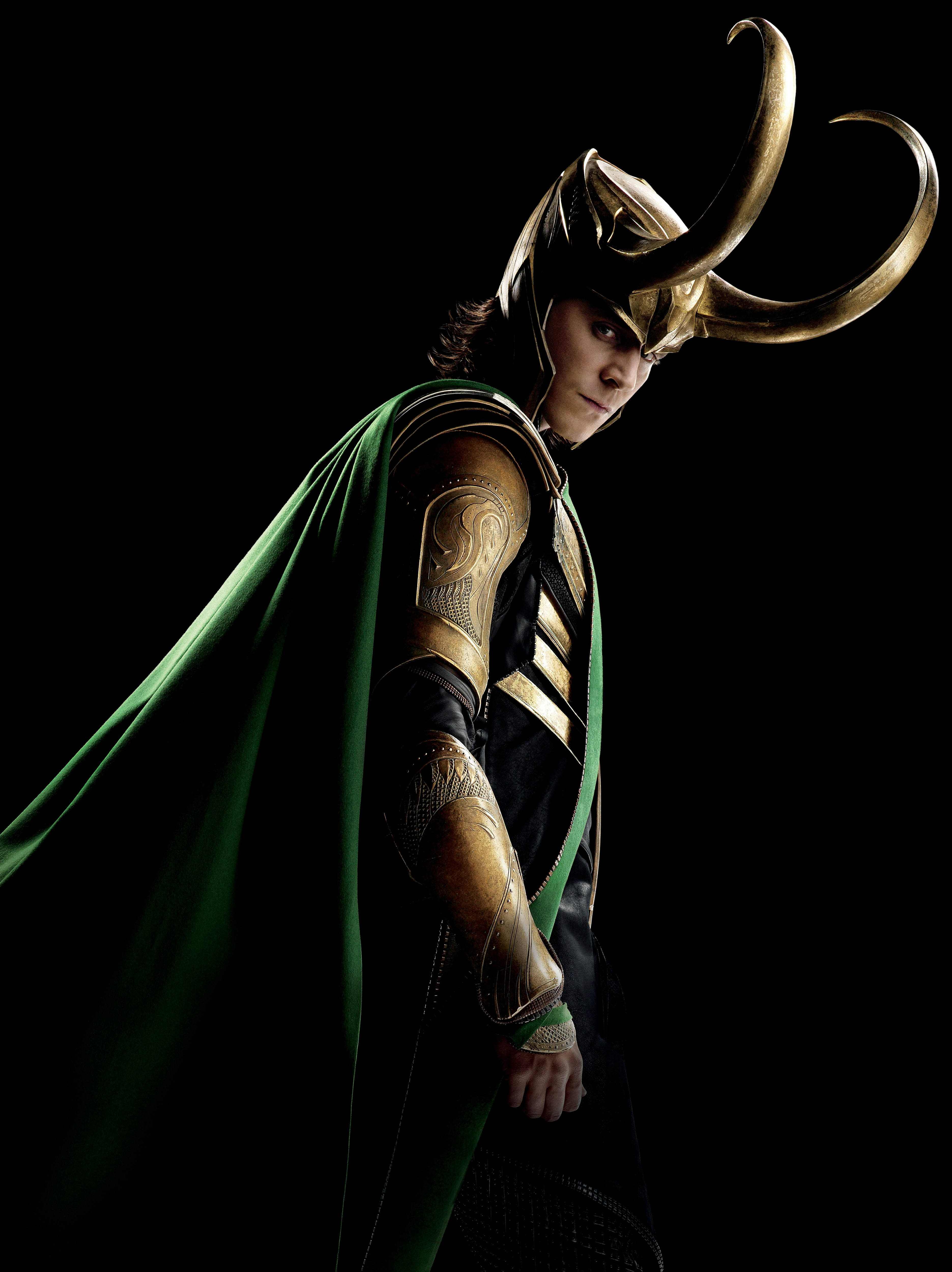 Loki 桌布 壁紙 — 一個戲劇性的洛基肖像，戴著金色角盔和綠色斗篷，背景為黑色。