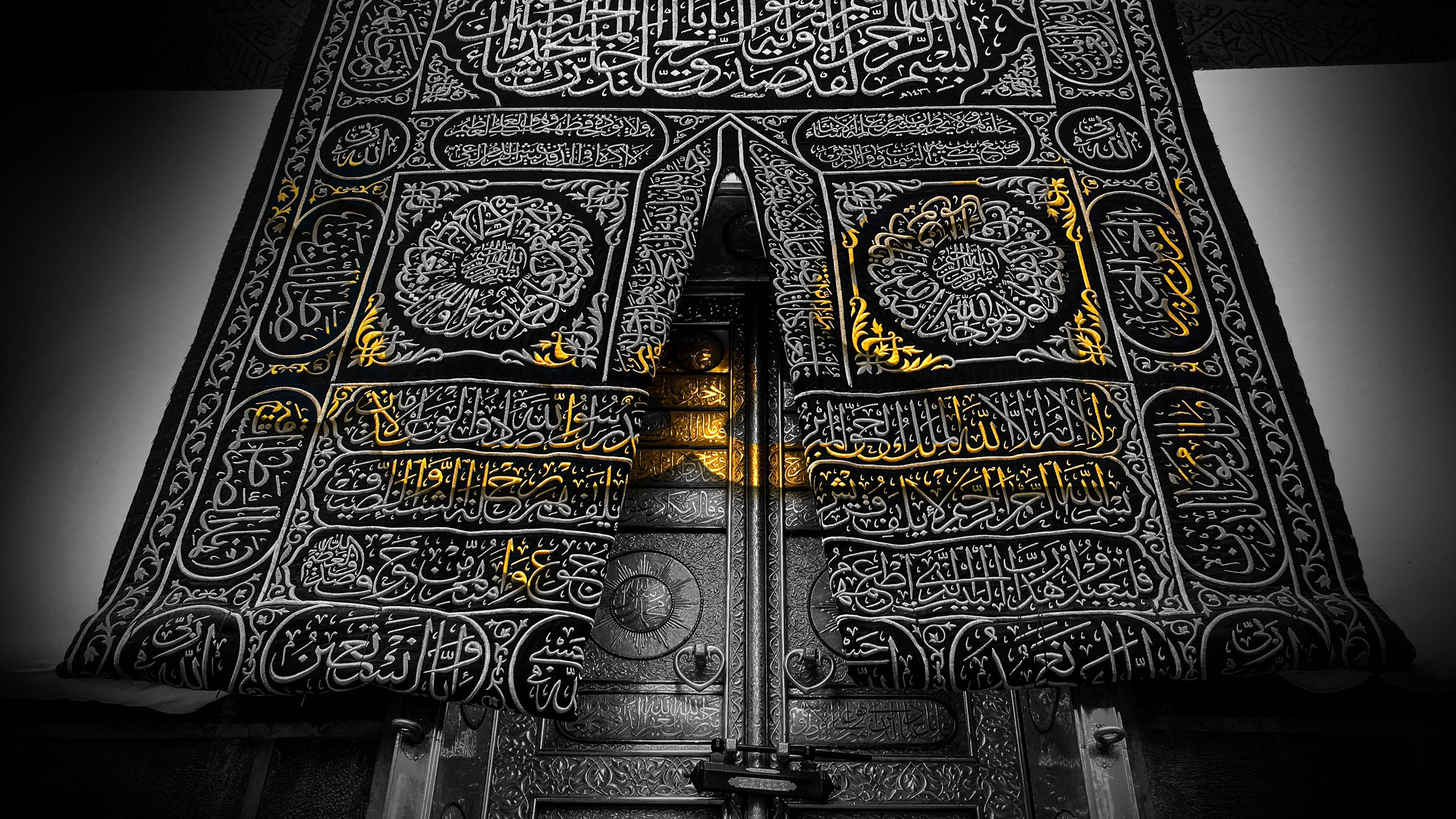 muslim 桌布 壁紙 — 一個戲劇性的特寫，展示了一個華麗的黑金伊斯蘭祈禱簾，帶有複雜的書法和幾何圖案。