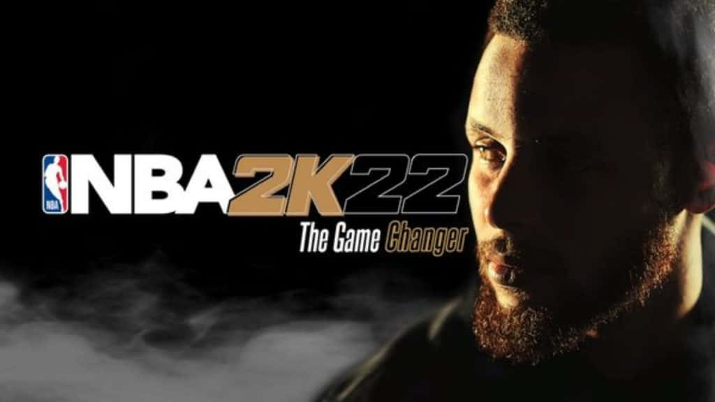 NBA 桌布 壁紙 — 一個戲劇性的特寫，籃球運動員的臉被聚光燈照亮，背景是黑暗煙霧瀰漫，帶有NBA 2K22遊戲標題。