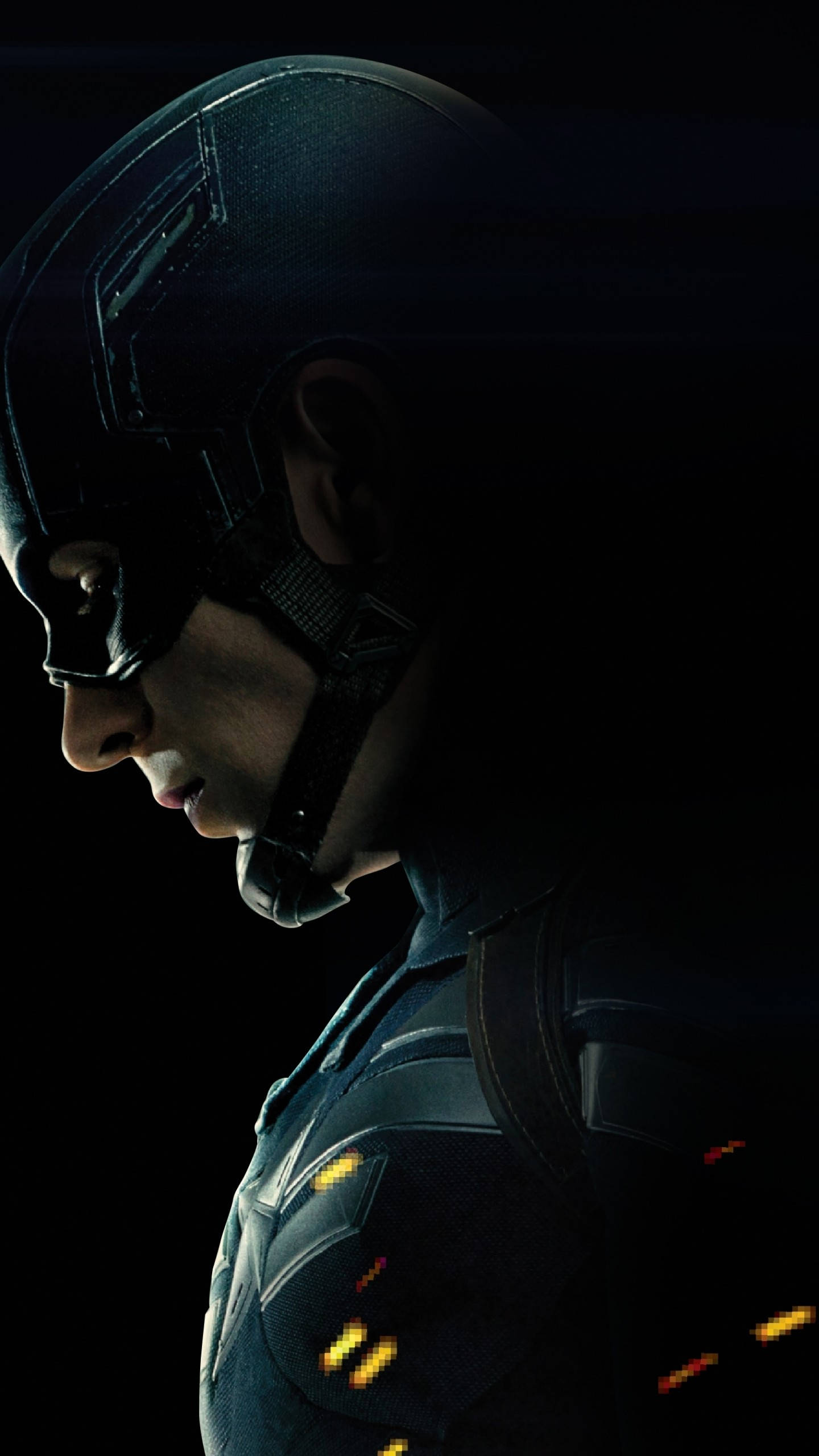 Best Captain America 桌布 壁紙 — 一個戲劇性的特寫，美國隊長身穿深色盔甲，帶有發光的橙色點綴，背景為黑色。