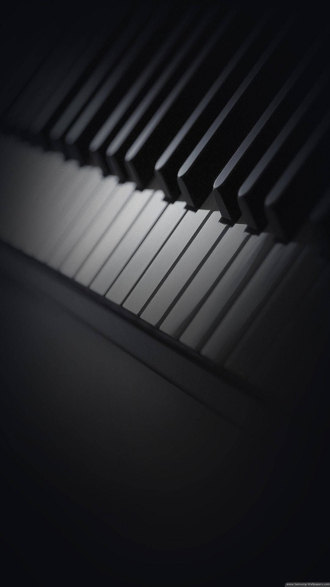 Music Phone 桌布 壁紙 — 一個戲劇性的特寫，鋼琴琴鍵沐浴在柔和光線中，背景為深黑色。