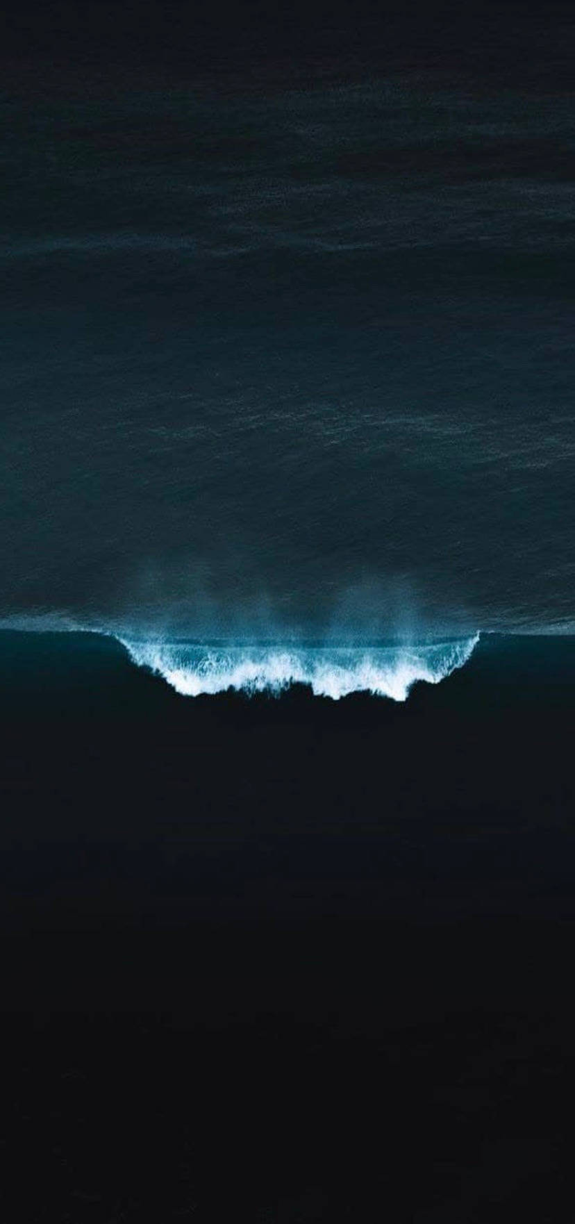 Aesthetic Blue 桌布 壁紙 — 一個戲劇性的空拍視角，展示巨大的海浪在深午夜藍色海水中翻騰，帶有發光的白色泡沫。