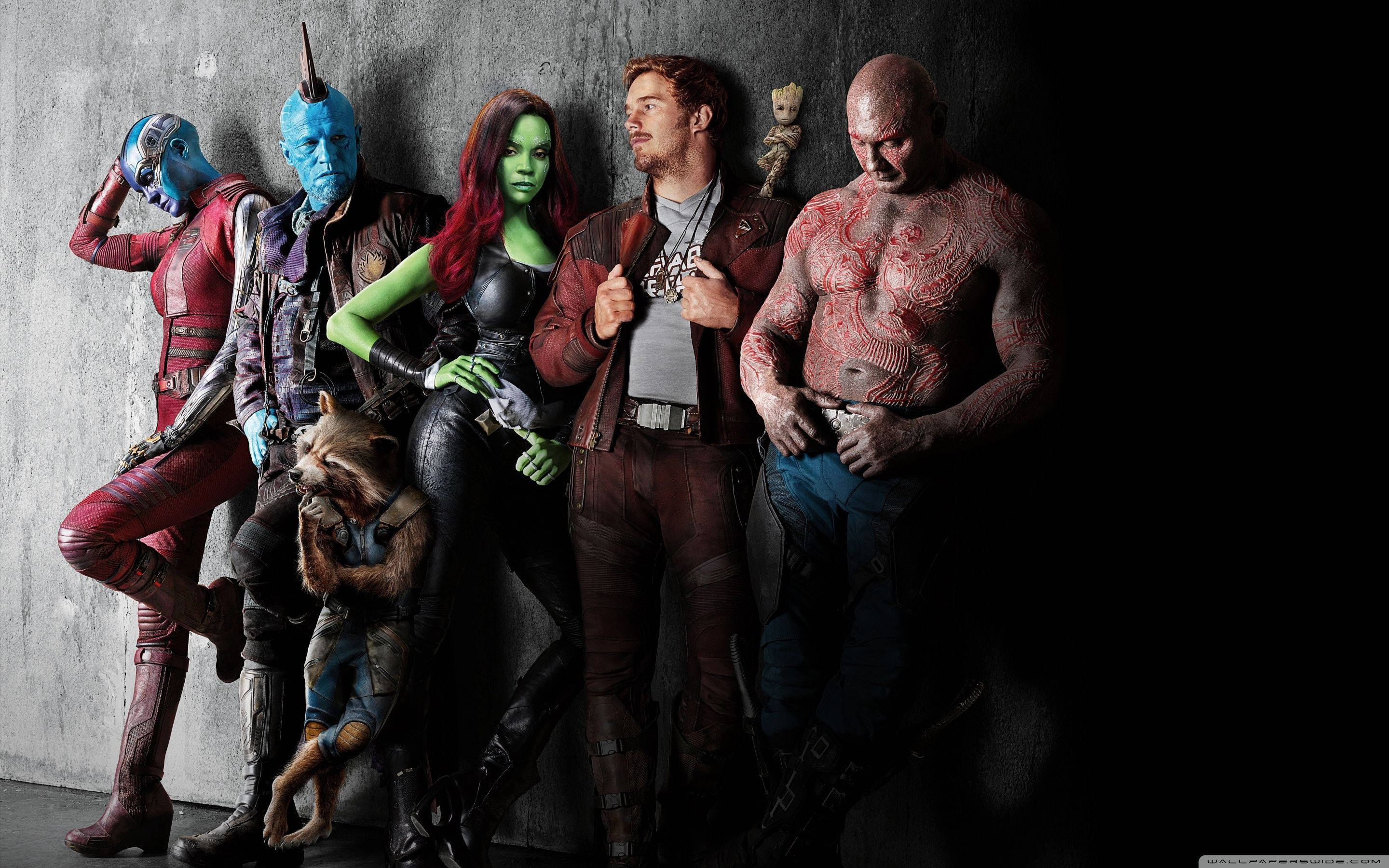 4K Guardians Of The Galaxy 桌布 壁紙 — 一個戲劇性的群體肖像，星際異攻隊角色在陰暗燈光下靠著粗糙的混凝土牆。
