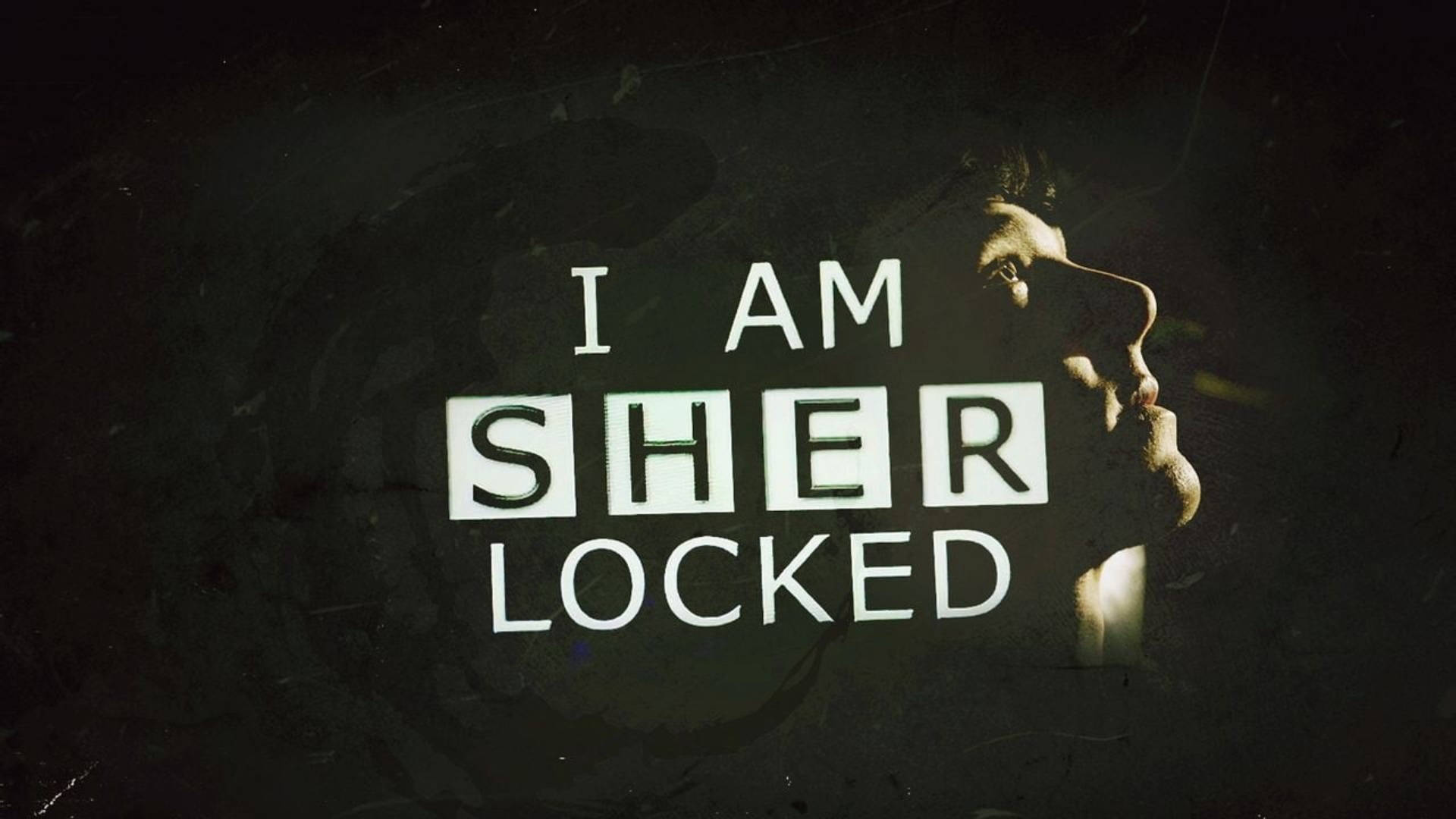 Sherlock 桌布 壁紙 — 一個戲劇性的近距離特寫，拍攝一個人的臉在陰影中，有粗體白色文字寫著「I AM SHER LOCKED」，背景是深色有紋理。