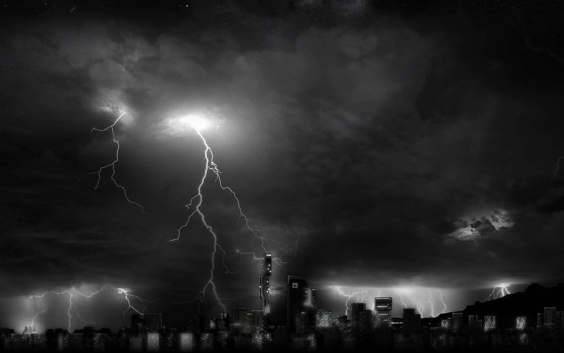 Dark Sky 桌布 壁紙 — 一個戲劇性的黑白城市夜景，被多道劃破暴風雨天空的鮮明閃電照亮。