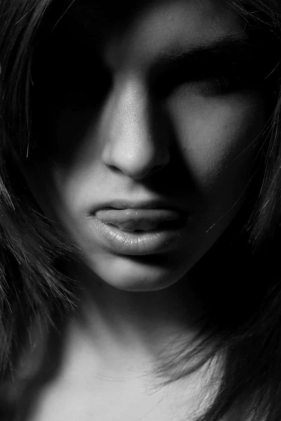 Woman 桌布 壁紙 — 一個戲劇性的黑白特寫，女人的臉部分被陰影遮蓋，嘴唇有光澤。