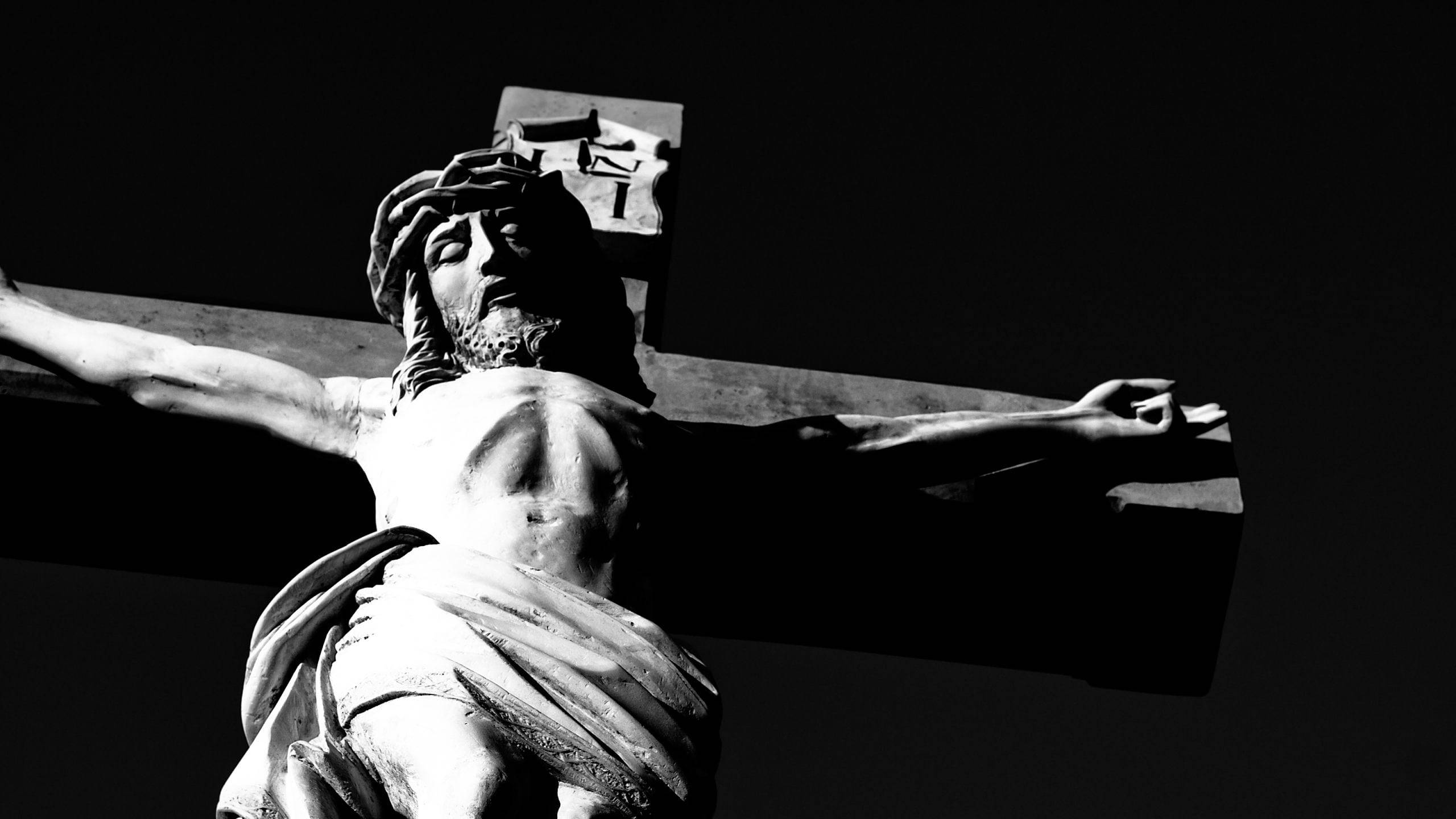 Christ 桌布 壁紙 — 一個戲劇性的黑白耶穌受難像，戴著荊棘冠冕，背景是黑暗的天空。