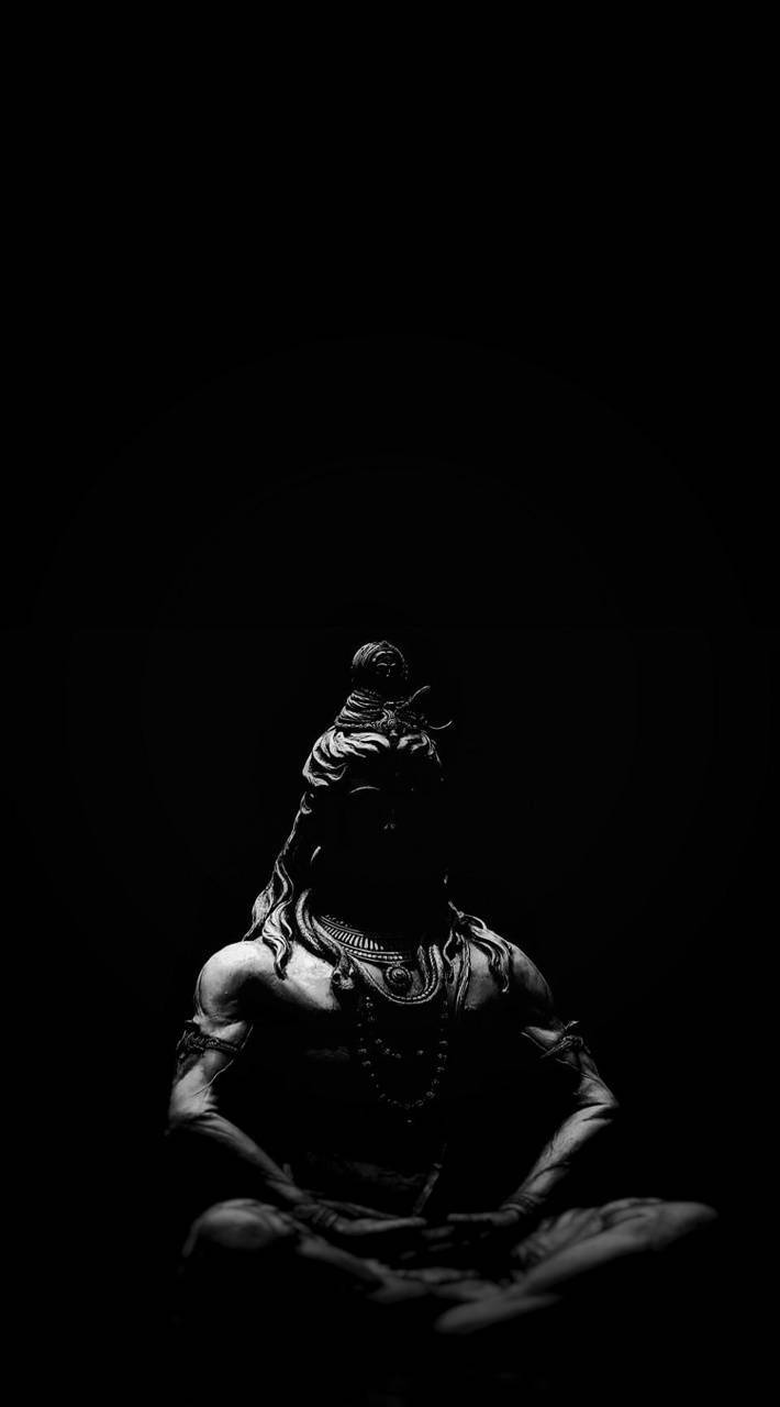 Mahadev 桌布 壁紙 — 一個戲劇性的黑白雕像，描繪一位冥想中的神祇以蓮花坐姿坐在虛無的背景前。