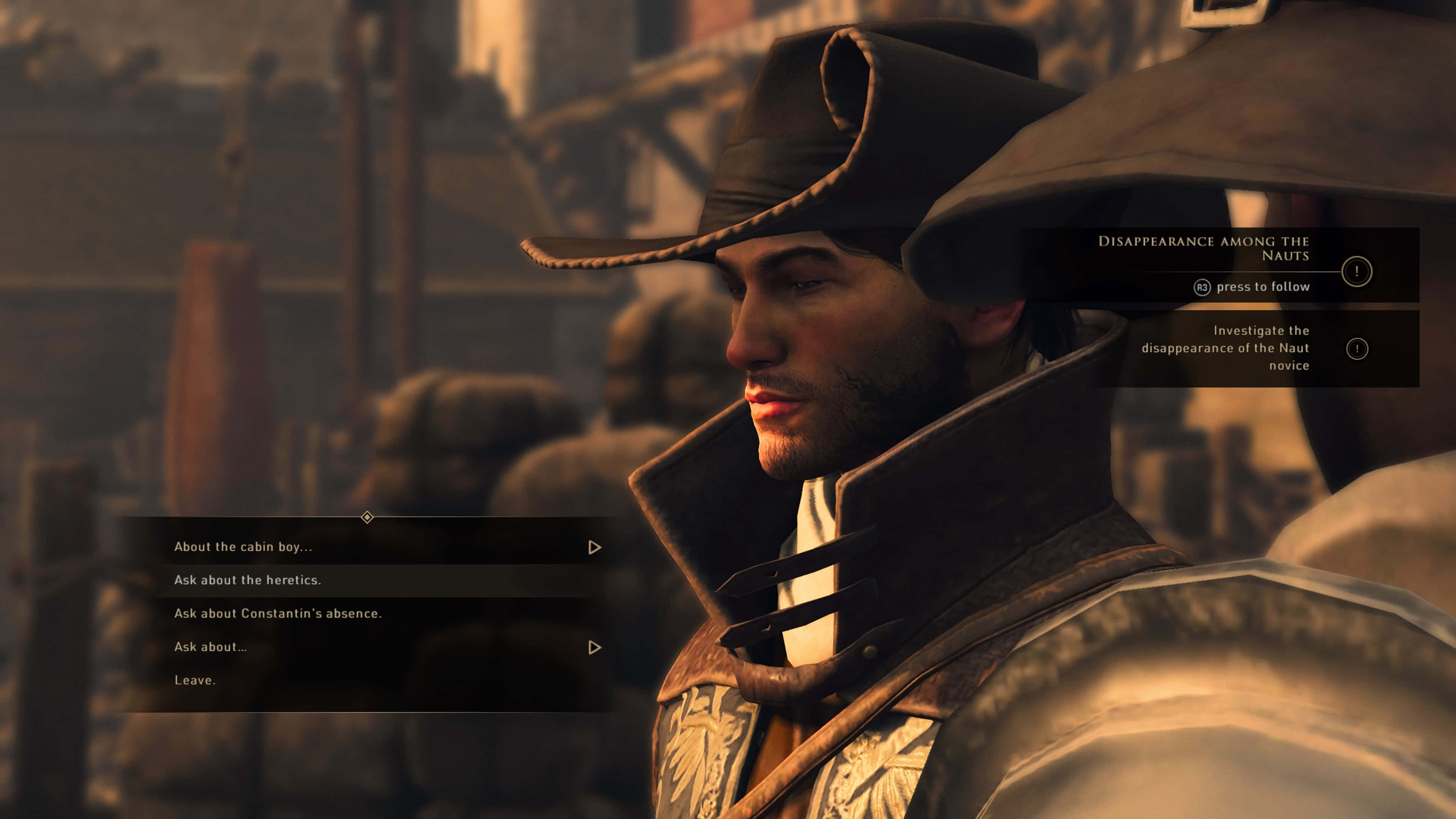 Greedfall 桌布 壁紙 — 一個戴三角帽、穿皮外套的男人的特寫，在昏暗的歷史場景中，螢幕上有對話選項。