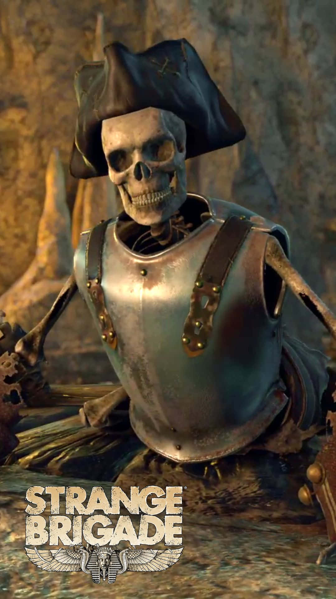 Android Strange Brigade 桌布 壁紙 — 一個戴三角帽、穿金屬背心的骷髏海盜坐在昏暗的洞穴中，帶有「Strange Brigade」標誌。