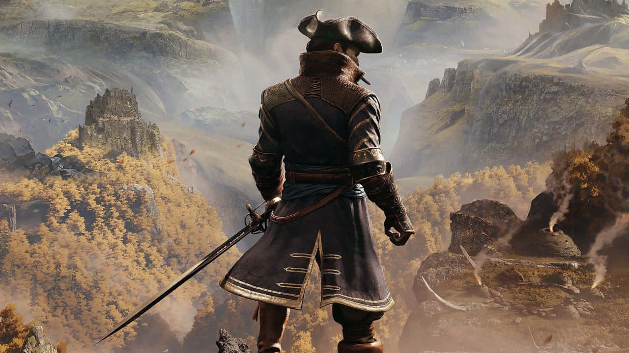 Greedfall 桌布 壁紙 — 一個戴三角帽的孤獨海盜站在懸崖上，俯瞰著一個有秋樹和遠處廢墟的霧谷。