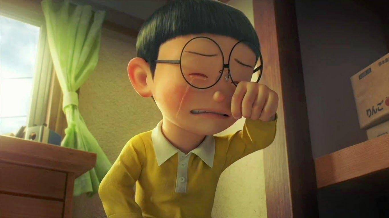 Doraemon 桌布 壁紙 — 一個戴圓框眼鏡的男孩在有綠色窗簾的陽光房裡，一邊擦眼淚一邊哭泣。
