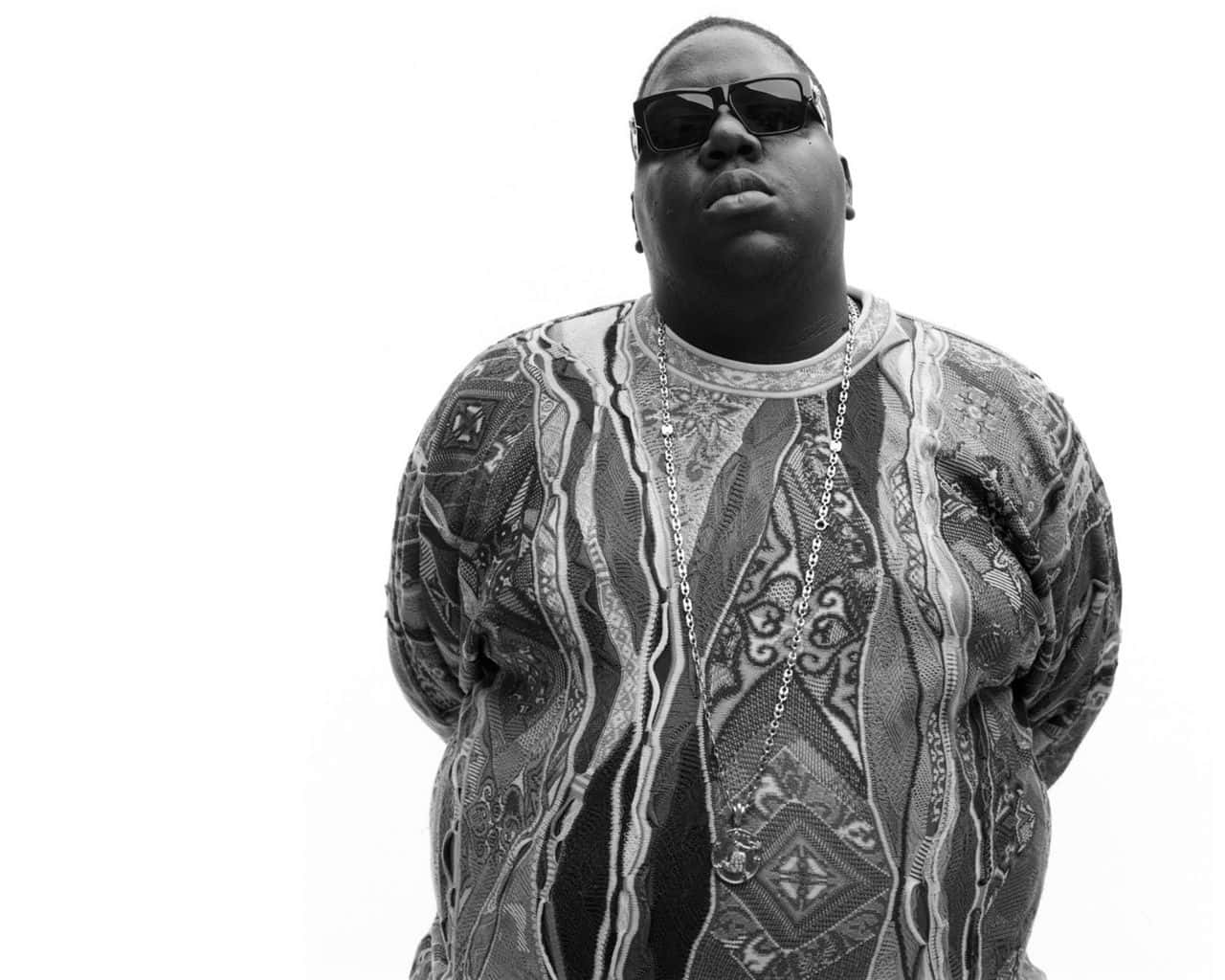 Rappers 桌布 壁紙 — 一個戴太陽眼鏡和圖案襯衫的男人的黑白肖像，背景是純白色。