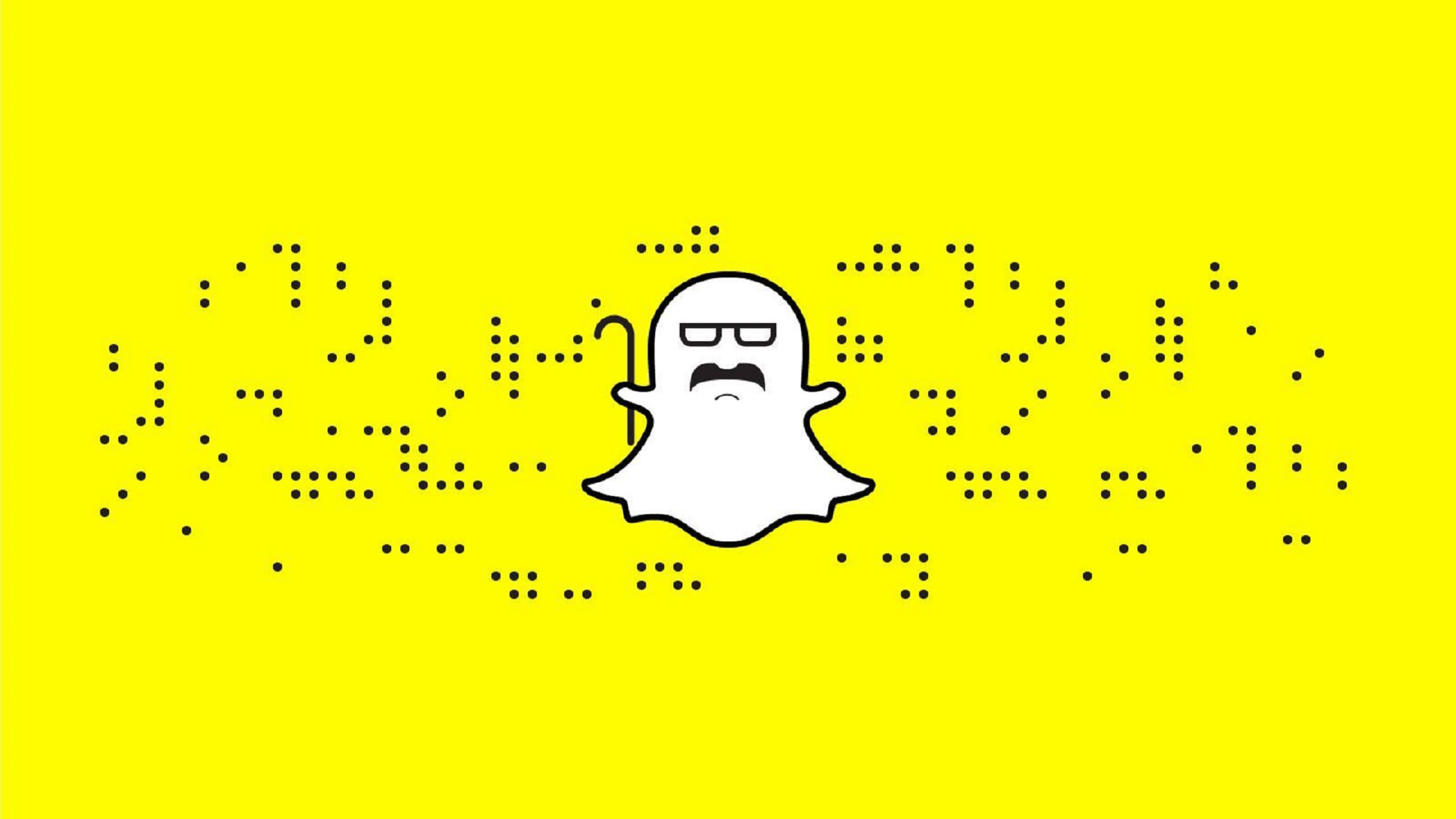 Snapchat 桌布 壁紙 — 一個戴太陽眼鏡和鬍子的白色卡通鬼魂，站在明亮的黃色背景前，周圍環繞著黑色圓點圖案。