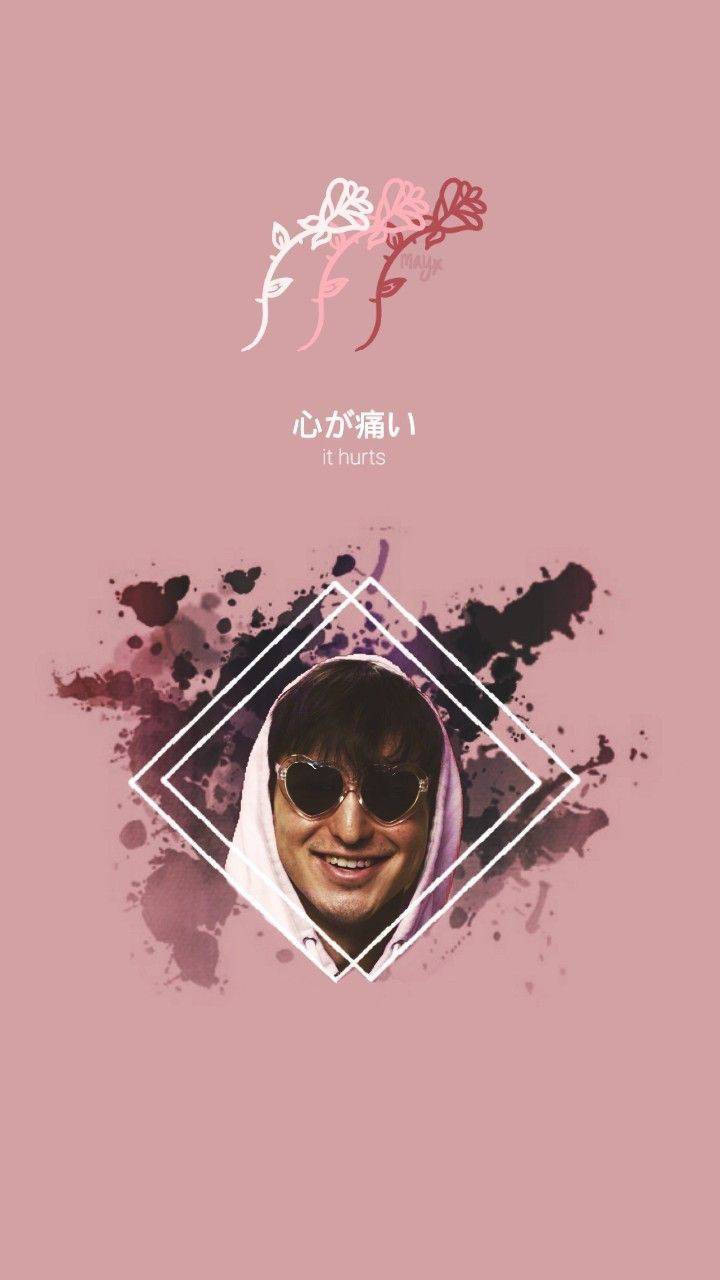 joji 桌布 壁紙 — 一個戴太陽眼鏡微笑的男人，被白色鑽石框住，背景是粉紅色，帶有日文字和花卉飛濺。