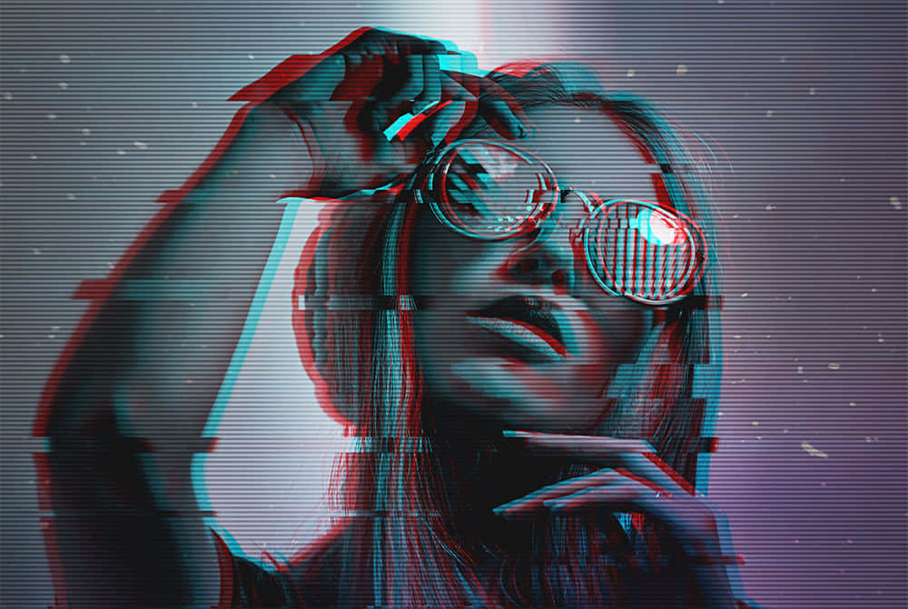 Glitch 桌布 壁紙 — 一個戴太陽眼鏡的女性的故障藝術肖像，帶有紅色和青色色差，背景是像素化。