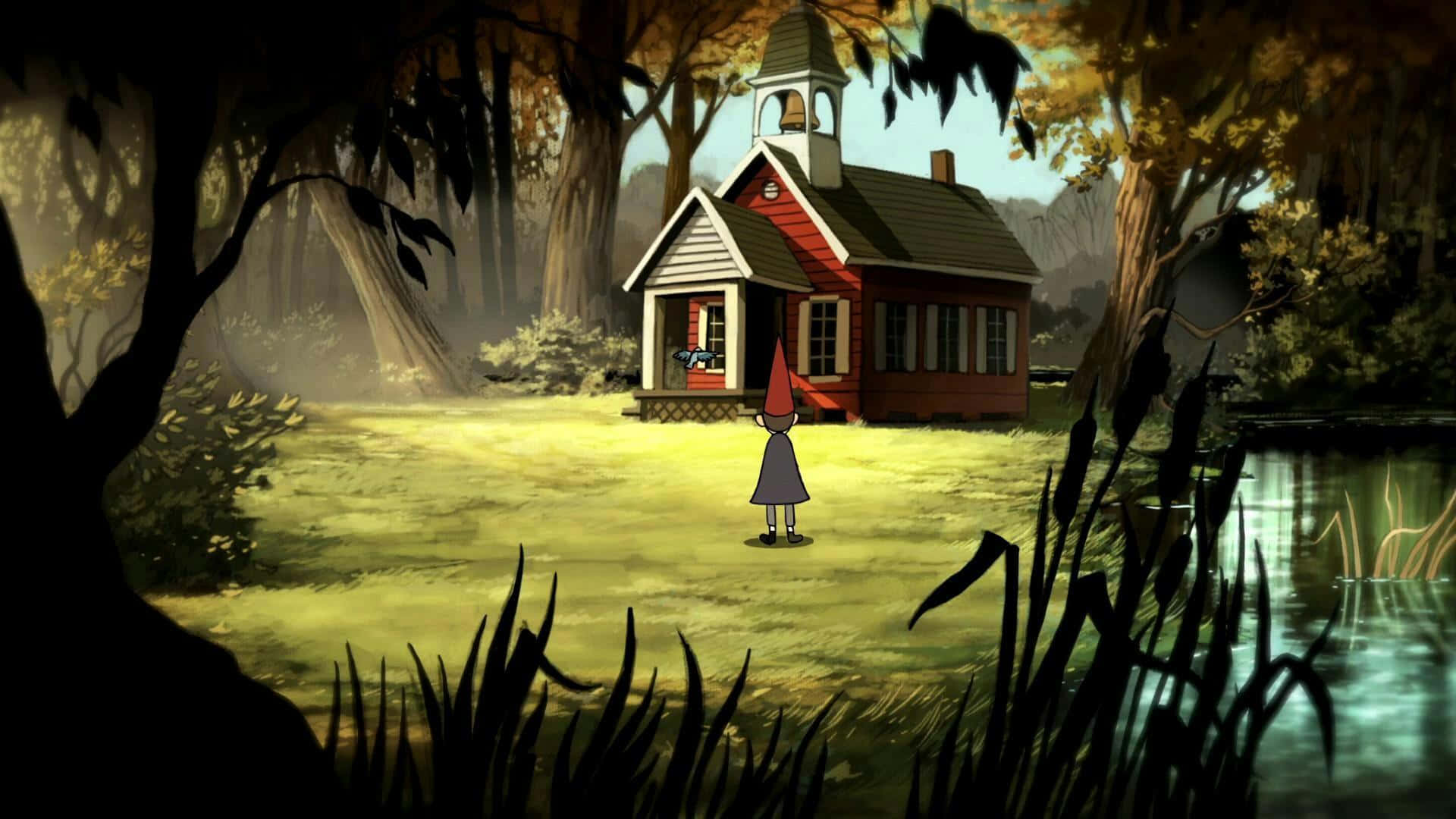 over the garden wall 桌布 壁紙 — 一個戴尖帽的孤獨孩子站在一間紅色校舍前，校舍坐落於霧氣瀰漫的森林空地旁，旁邊有一個平靜的池塘。