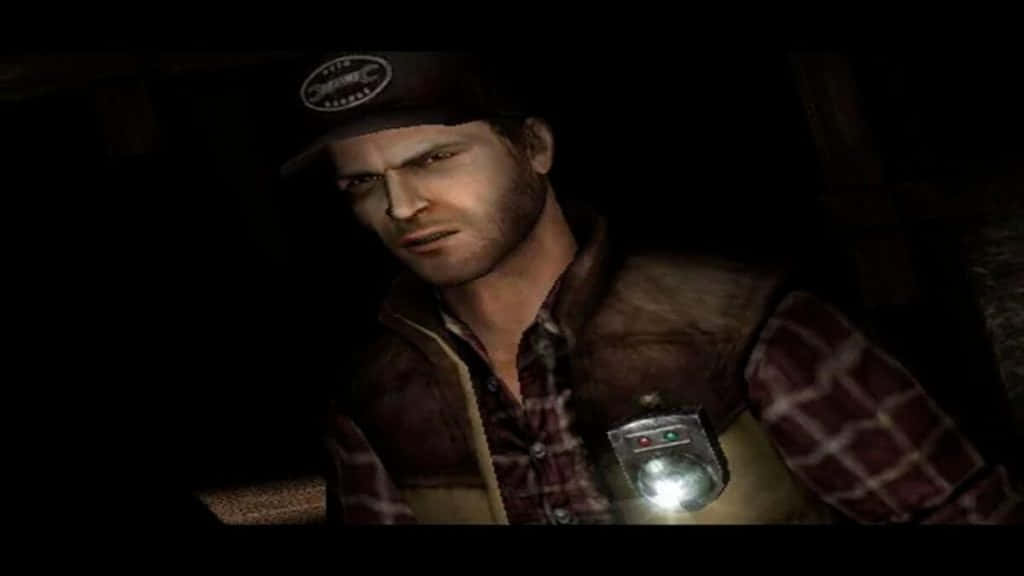 Silent Hill Characters 桌布 壁紙 — 一個戴帽子、穿格紋襯衫的男人在黑暗陰影的環境中拿著一個發光裝置。
