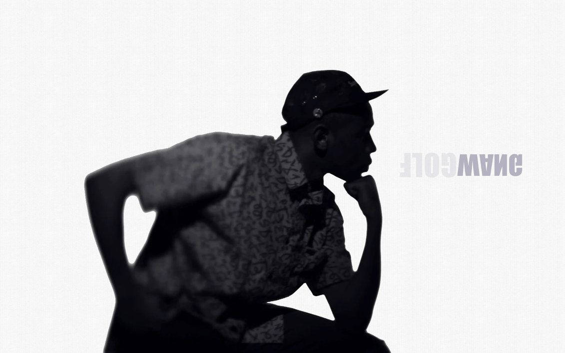 tyler 桌布 壁紙 — 一個戴帽子和圖案襯衫的男人的單色剪影，坐在有紋理的白色背景前沉思。