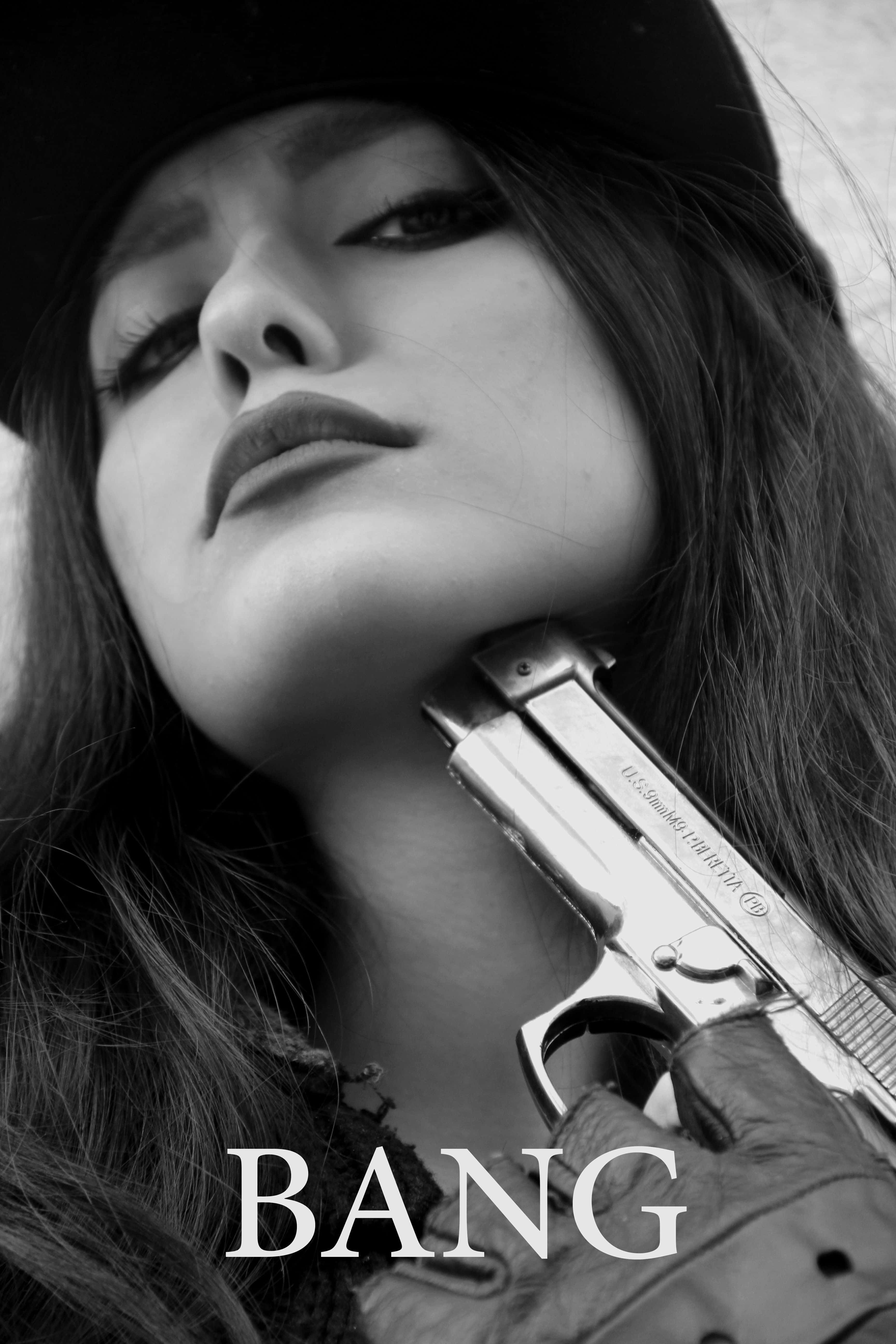 Gangsta 桌布 壁紙 — 一個戴帽子女人的黑白特寫，手槍壓在她的脖子上，並顯示BANG字樣。