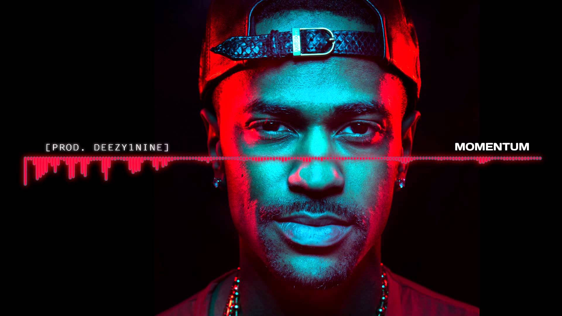 Big Sean 桌布 壁紙 — 一個戴帽子的男人在戲劇性的紅藍燈光下，臉上帶有聲波圖形，專注地凝視著。